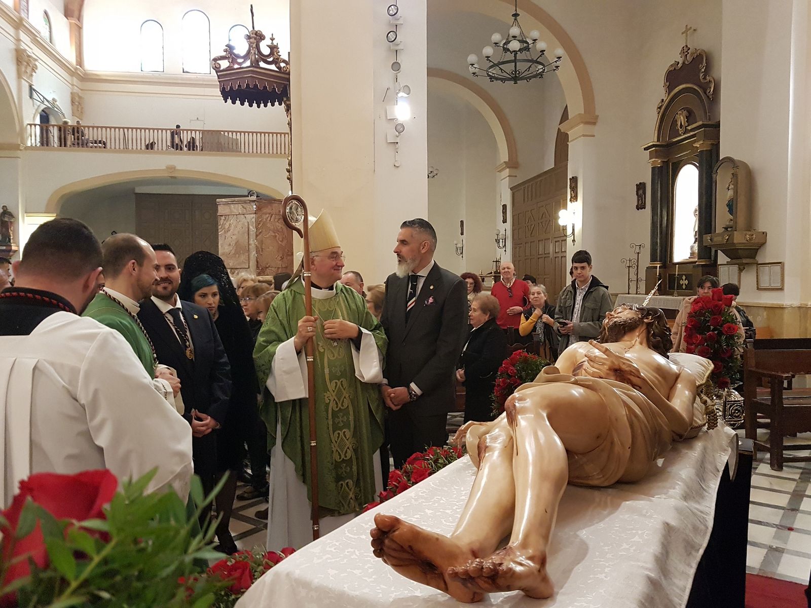 Antonio Gómez Cantero junto al busto del Cristo Yacente.