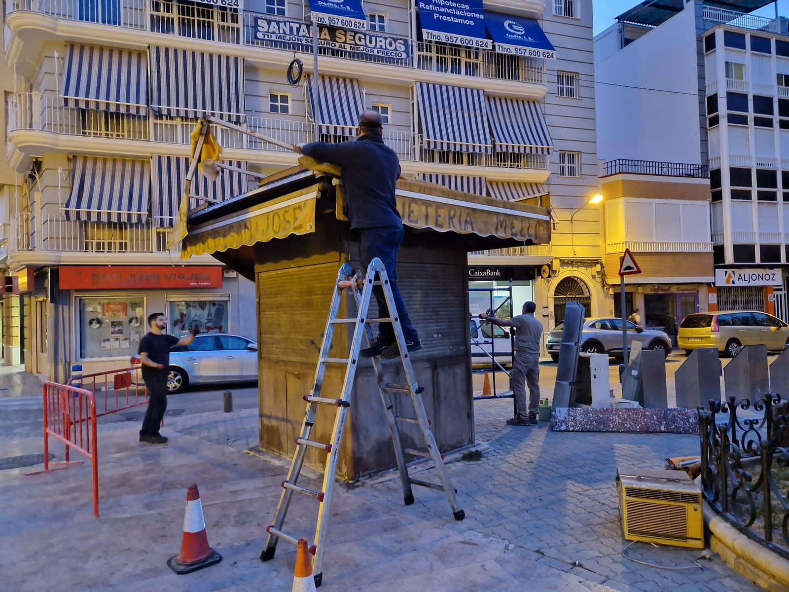 Retirada de la Casita de Cristal en la Plaza de España de Puente Genil.