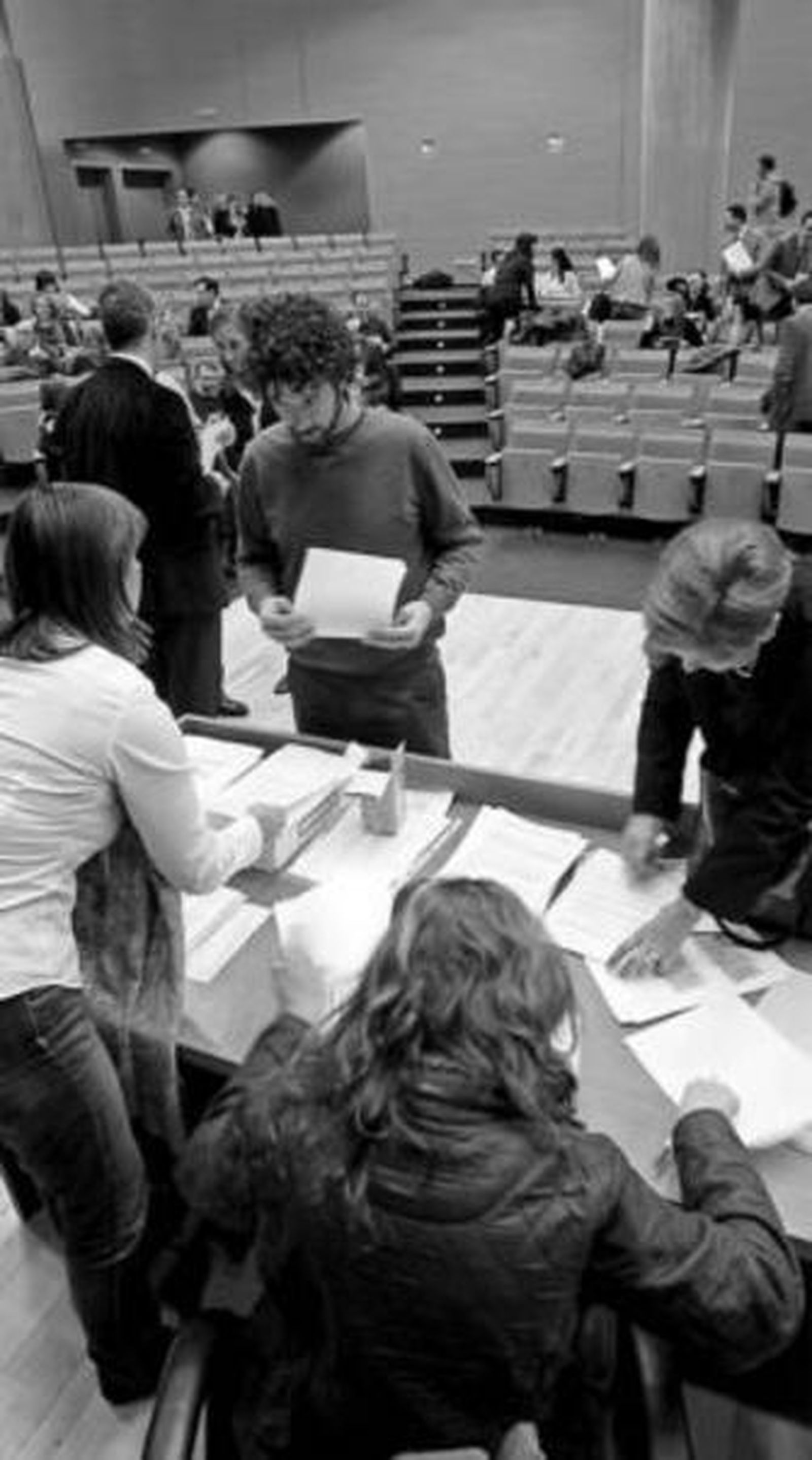 Jueces de la Junta de Valencia cuentan los votos delegados, ayer.