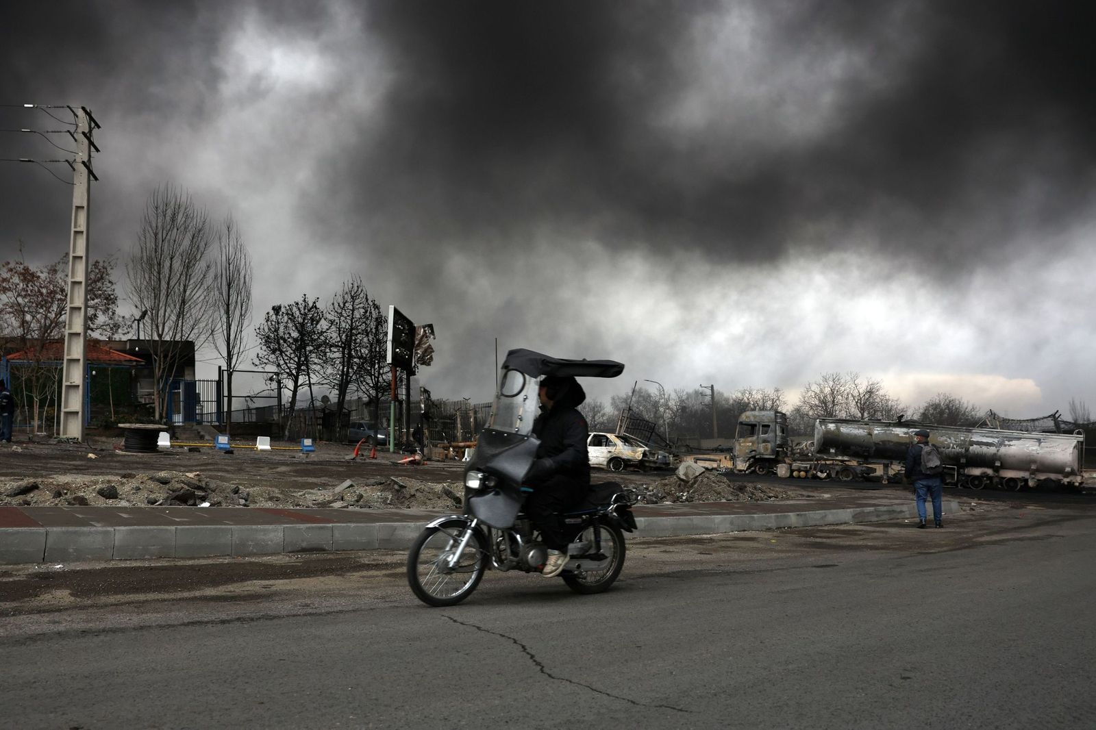 Galería gráfica: Teherán, bajo humo y ceniza tras los bombardeos sobre infraestructuras petroleras