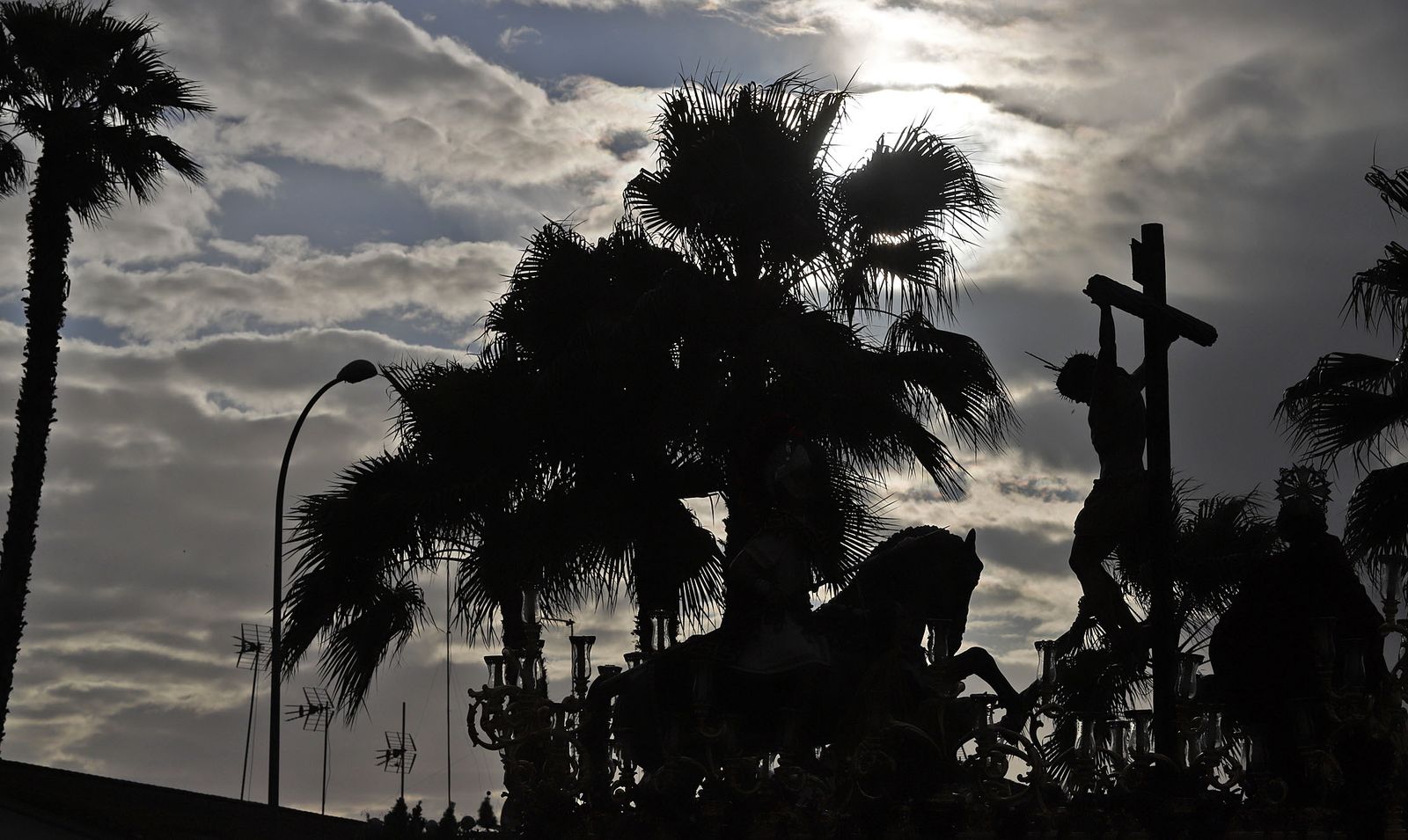 La Hermandad de la Sagrada Lanzada hace su estación de penitencia por las calles de Huelva