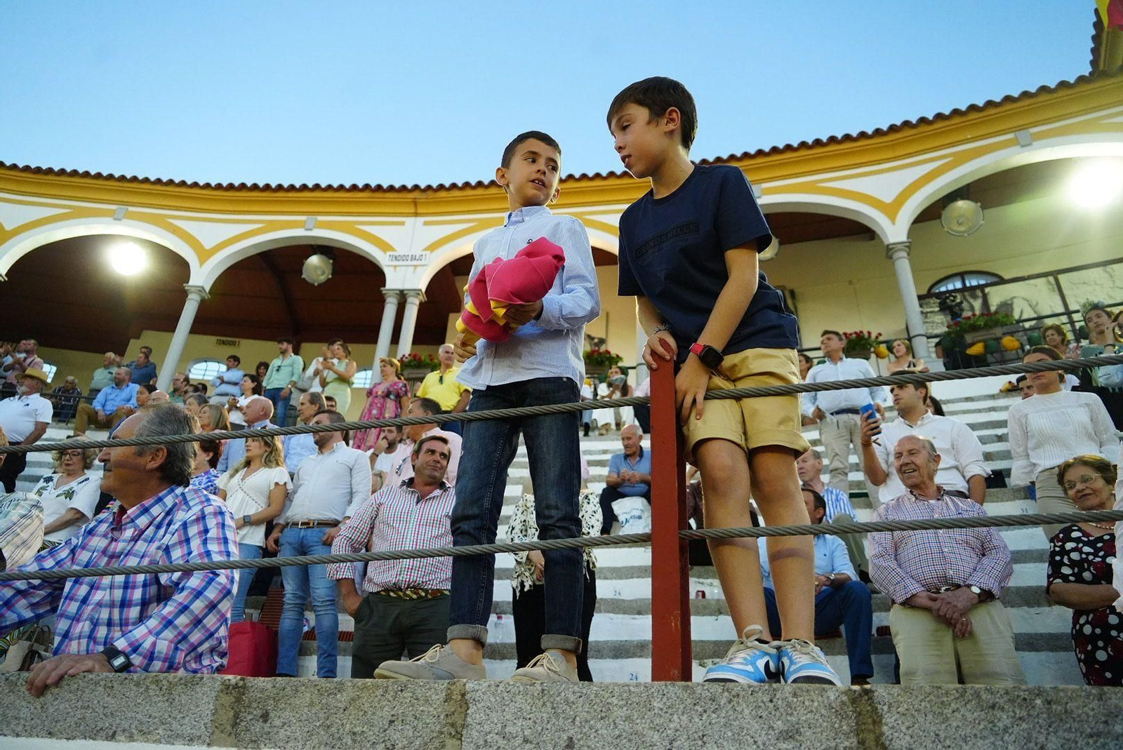 Las mejores fotos de la faena triunfal de Andy Cartagena, Leonardo y Lea Vicens en Pozoblanco Las mejores fotos de la faena triunfal de Andy Cartagena, Leonardo y Lea Vicens en Pozoblanco