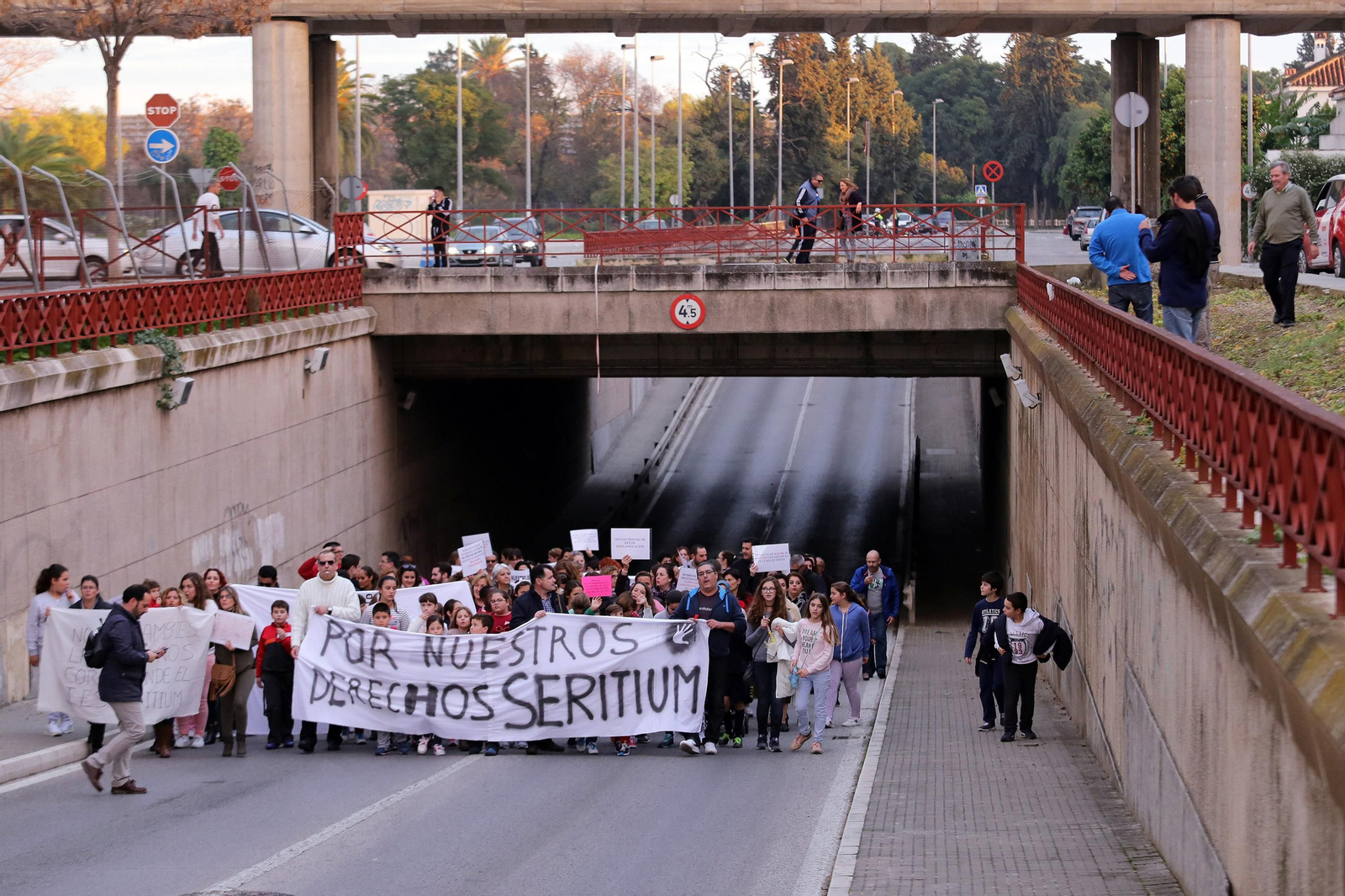 En la imagen, la manifestación realizada por los padres y madres del CEIP La Paz el pasado diciembre.