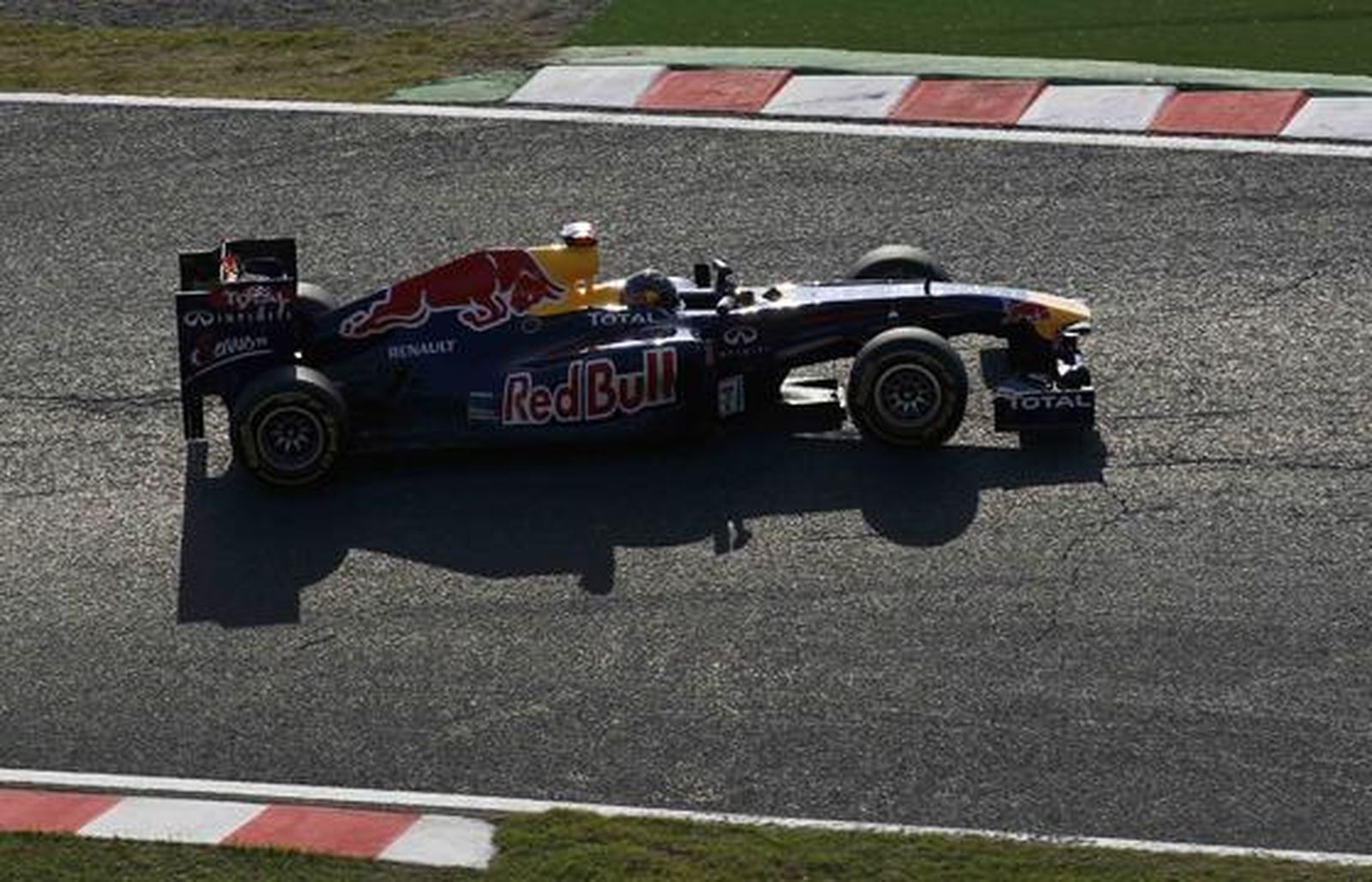 Sebastian Vettel gana en Suzuka su segundo mundial a cuatro carreras del final del campeonato. / Reuters