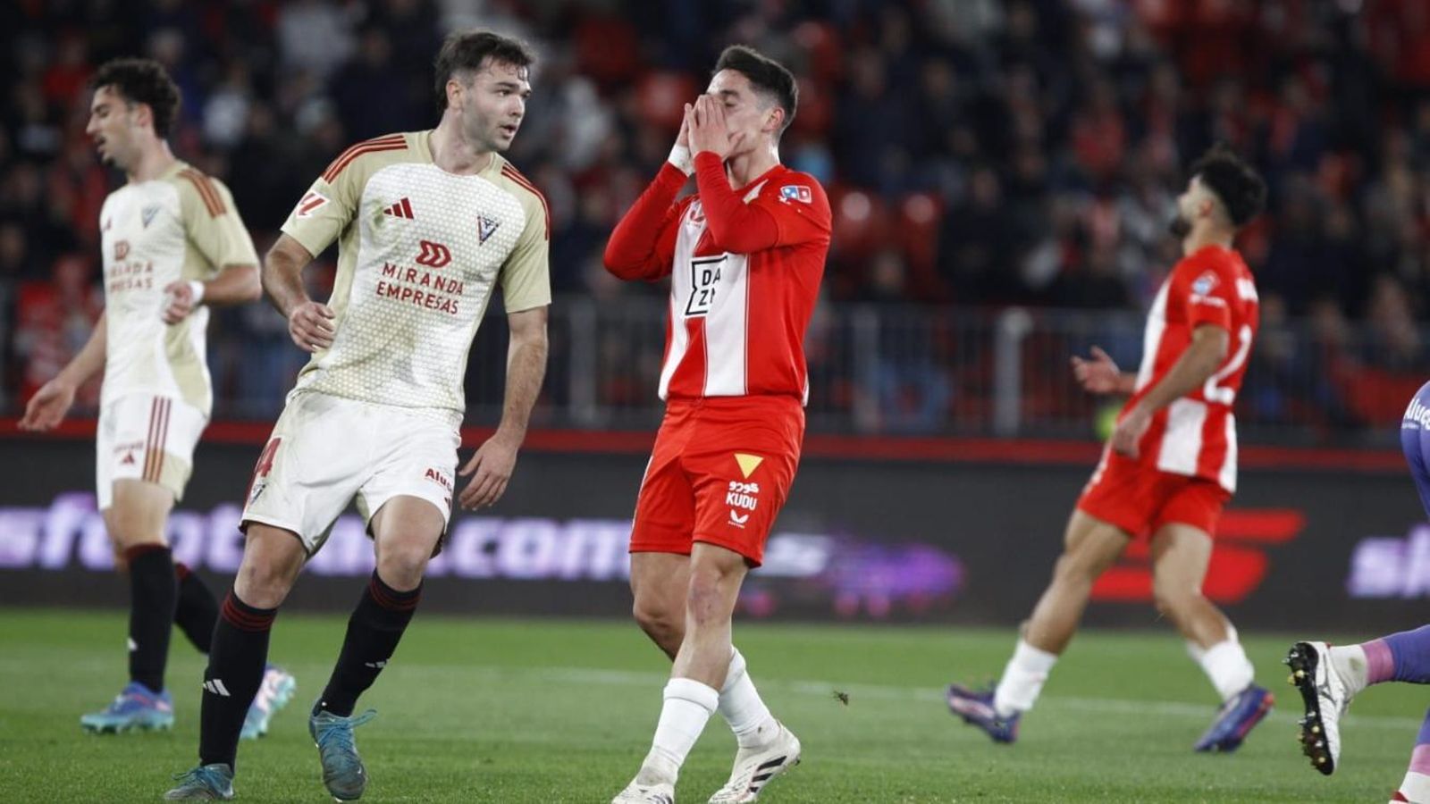 Sergio Arribas se lamenta de una ocasión fallada en el choque.