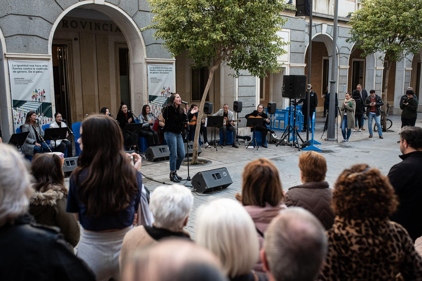 Imágenes de la Zambombá " Sones de Navidad" en la puerta de la Diputación