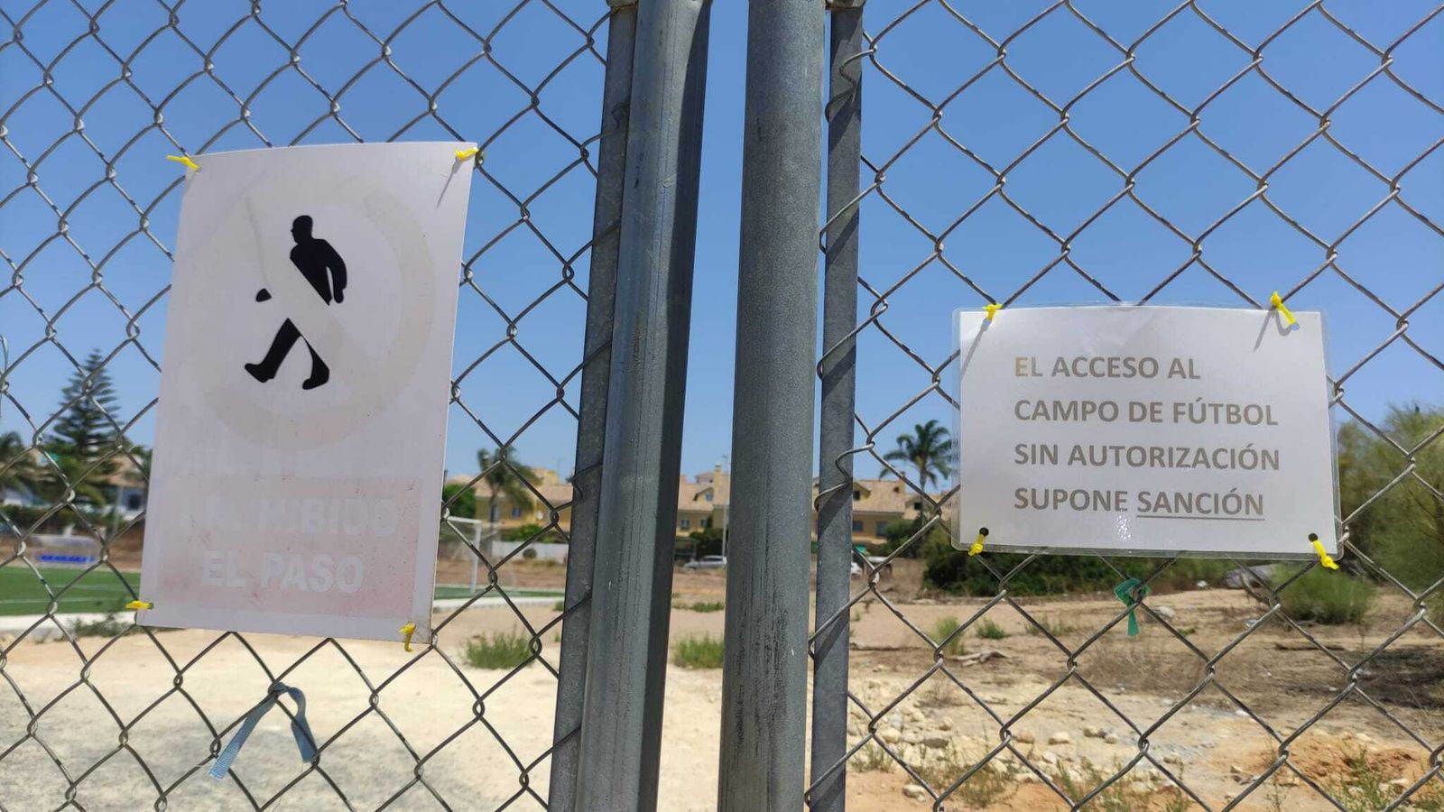 A pesar de las advertencias, el trasiego de gente que entra de forma irregular para jugar por su cuenta es constante.