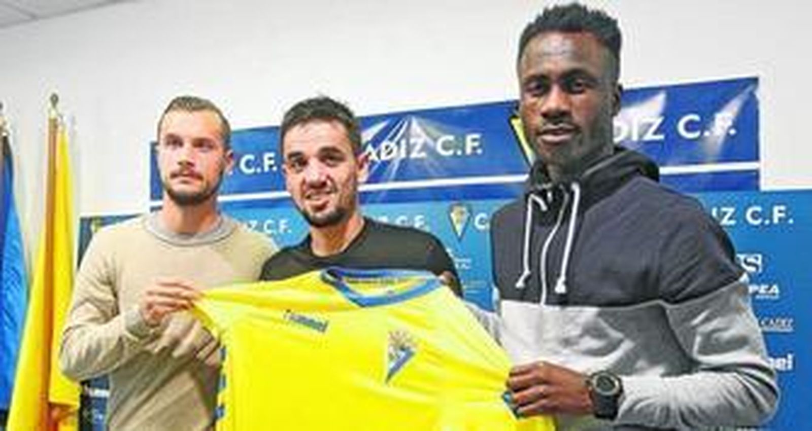Carmona (i), Carlos Calvo (c) y Nana sostienen una camiseta del Cádiz en el posado durante su puesta de largo como nuevos jugadores del club.