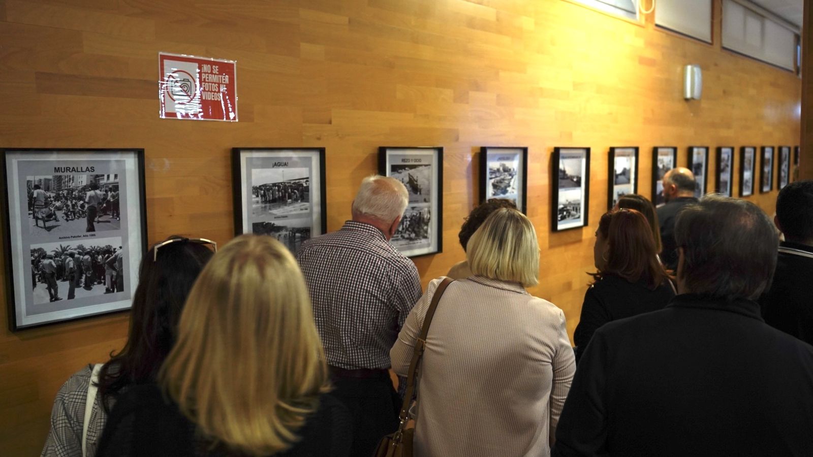 Fotos de la exposición de fotos históricas de Miguel Ángel del Águila sobre la OPE, en la José Luis Cano