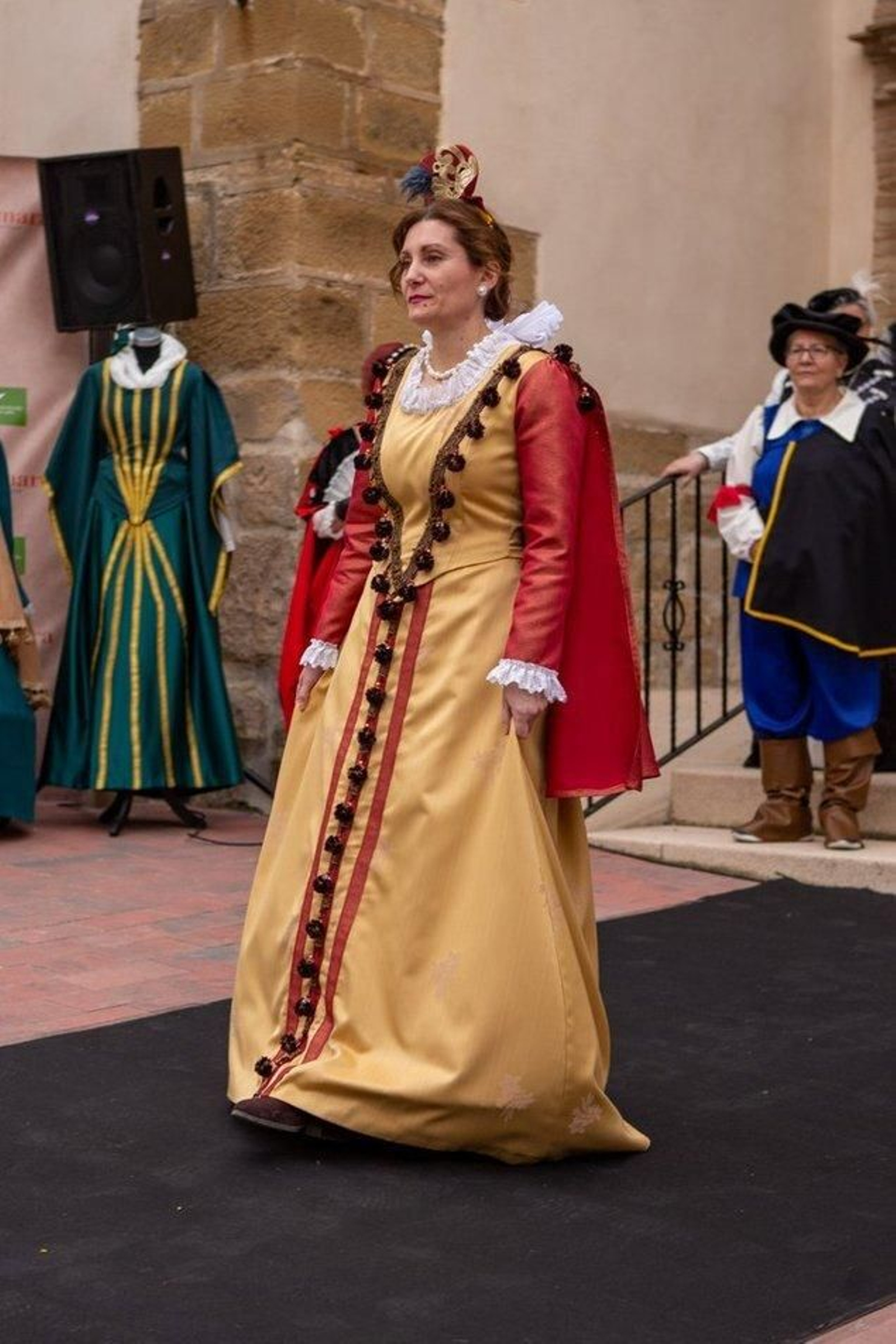 Desfile de los trajes renacentistas confeccionados por mujeres de Cazalilla.
