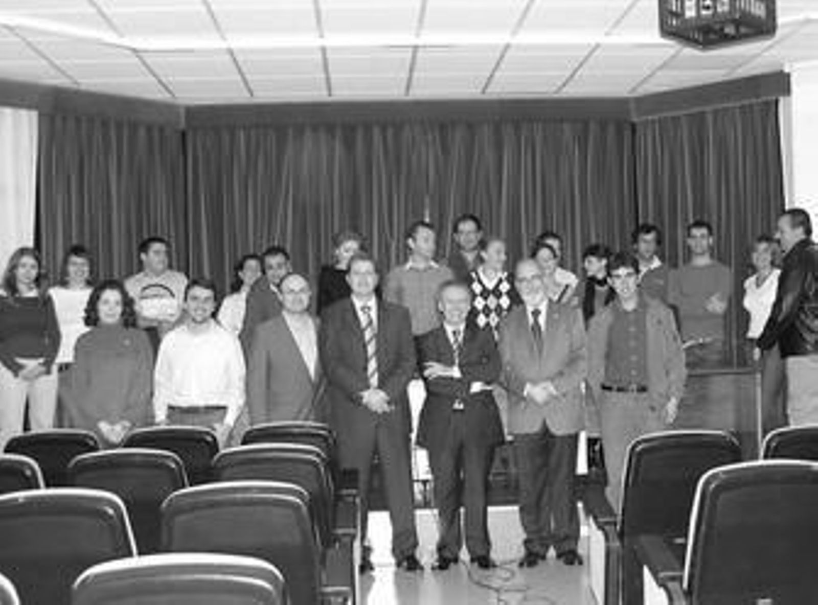 Profesores y alumnos del Máster en Comunicación Social tras el acto de inauguración.