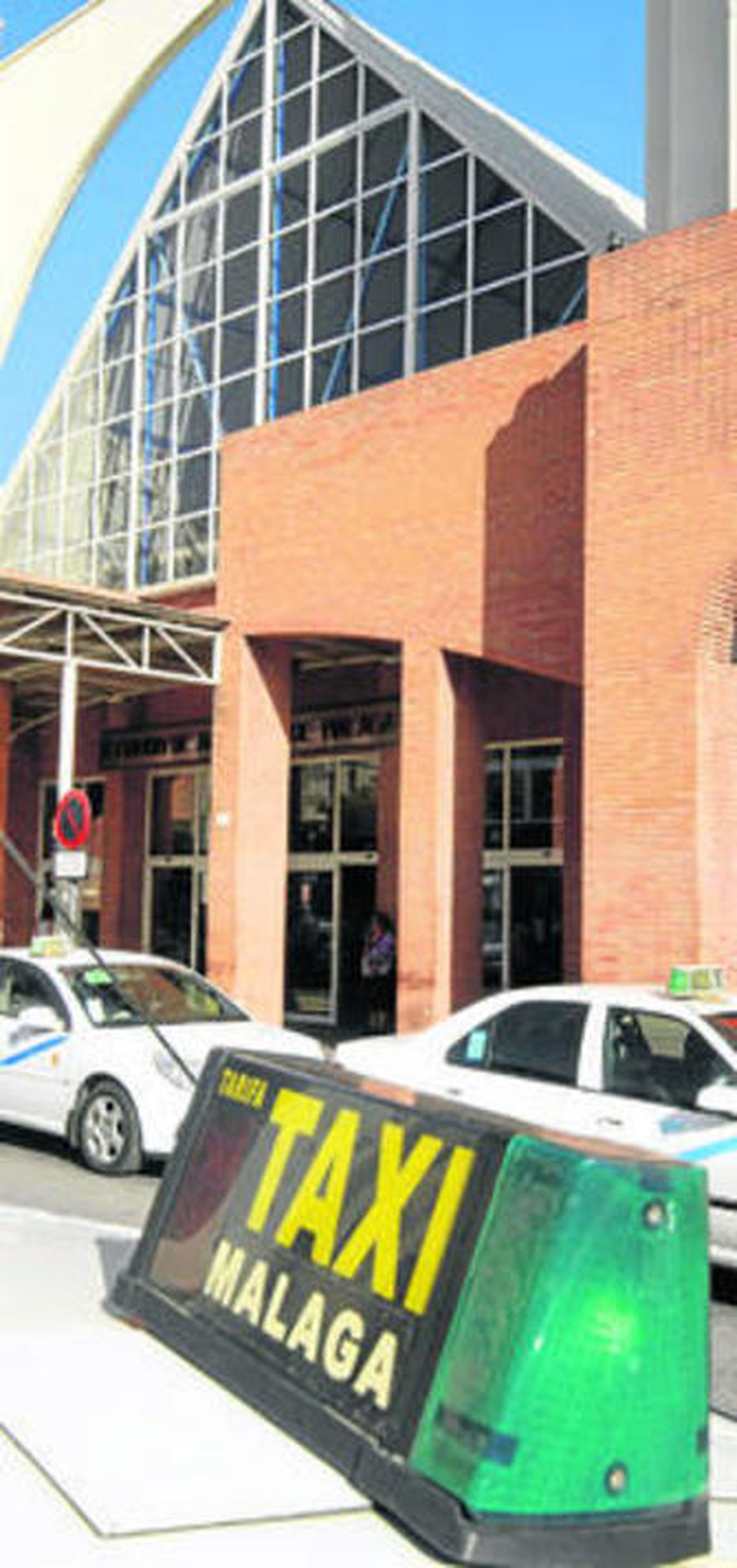 Taxistas en la parada de la estación de autobuses.