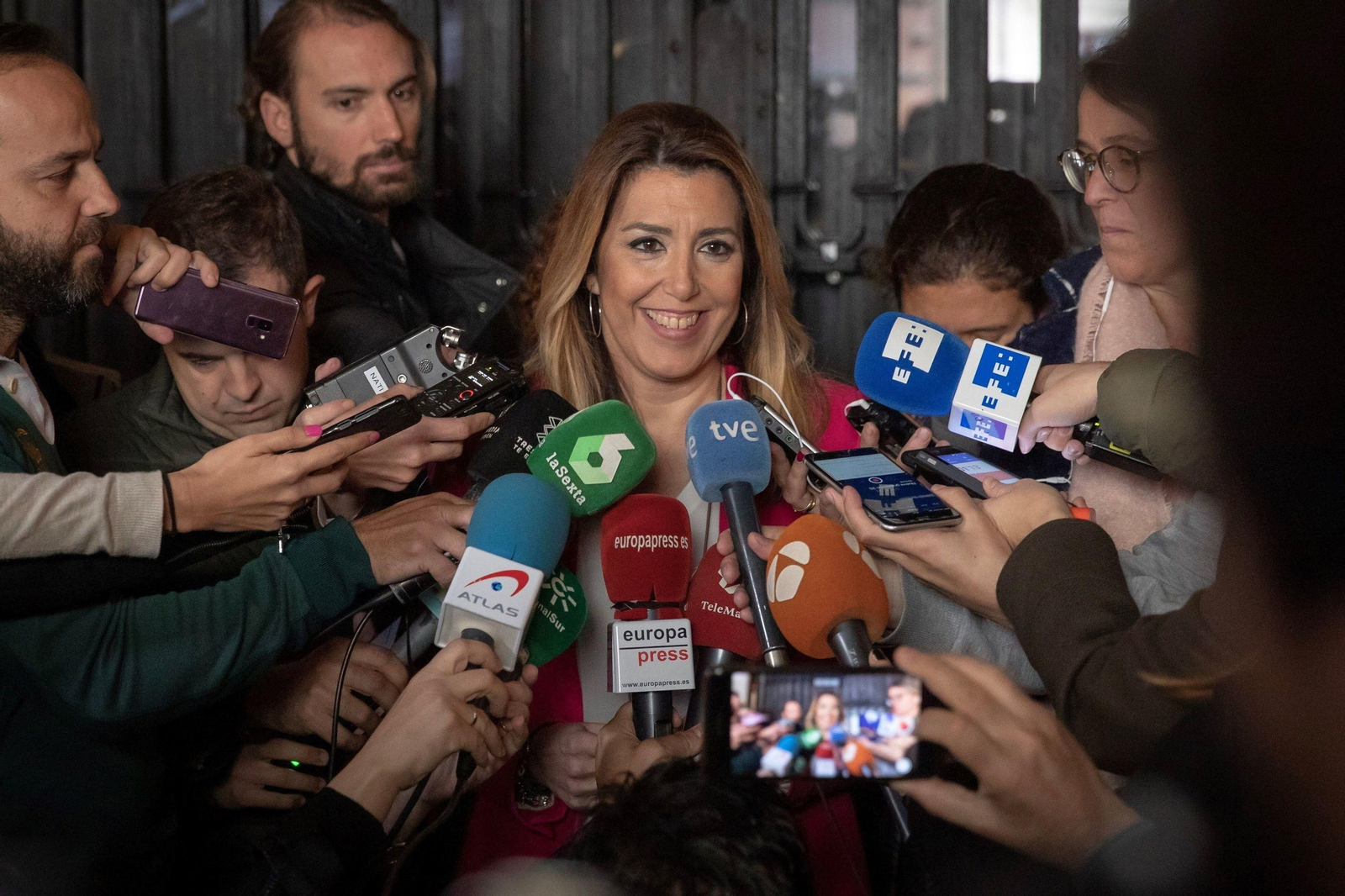 Susana Díaz atiende a los medios.