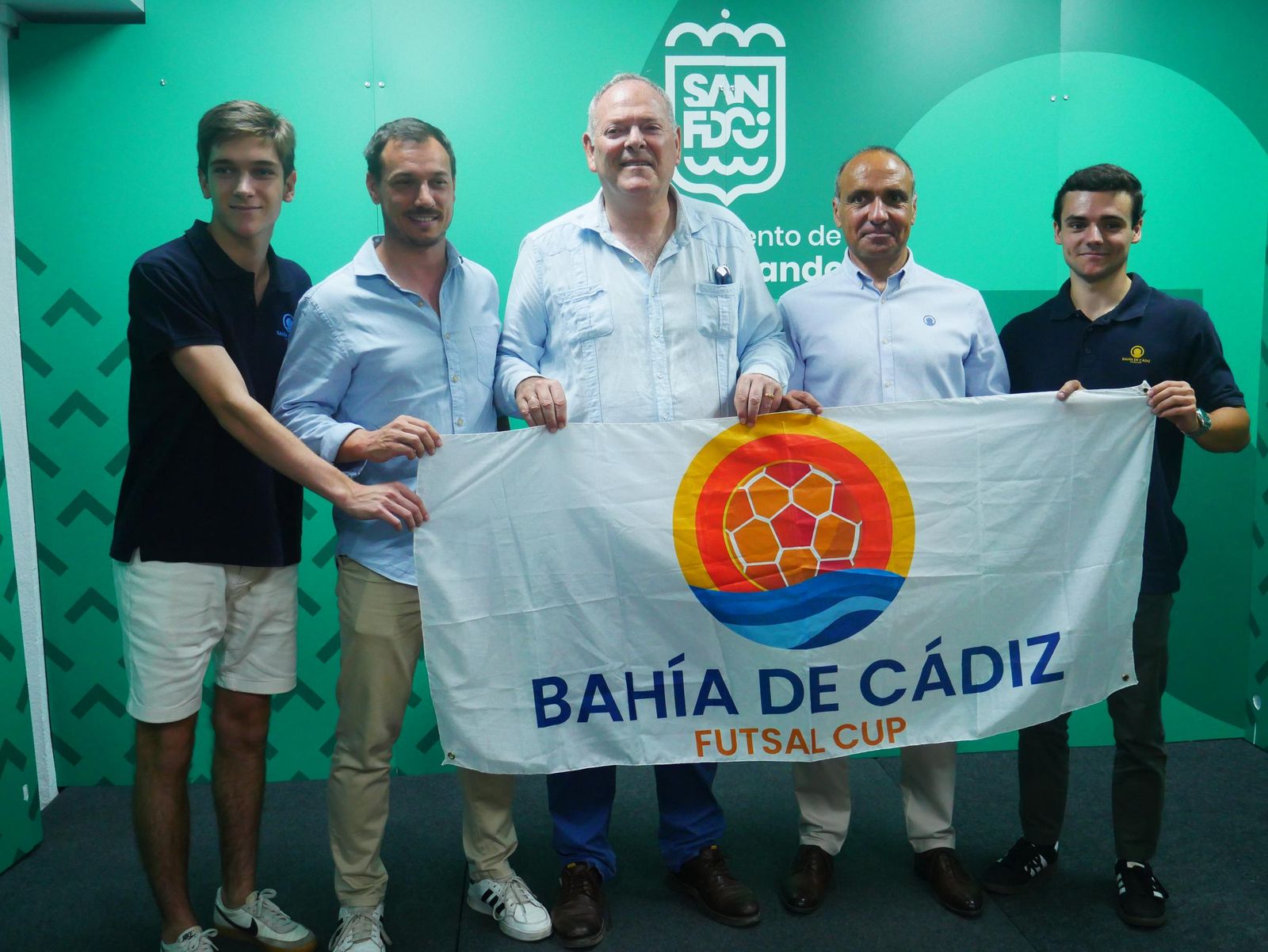 El concejal de Deportes, Antonio Rojas, acompañado de una representación de la organización del evento durante la presentación del mismo.