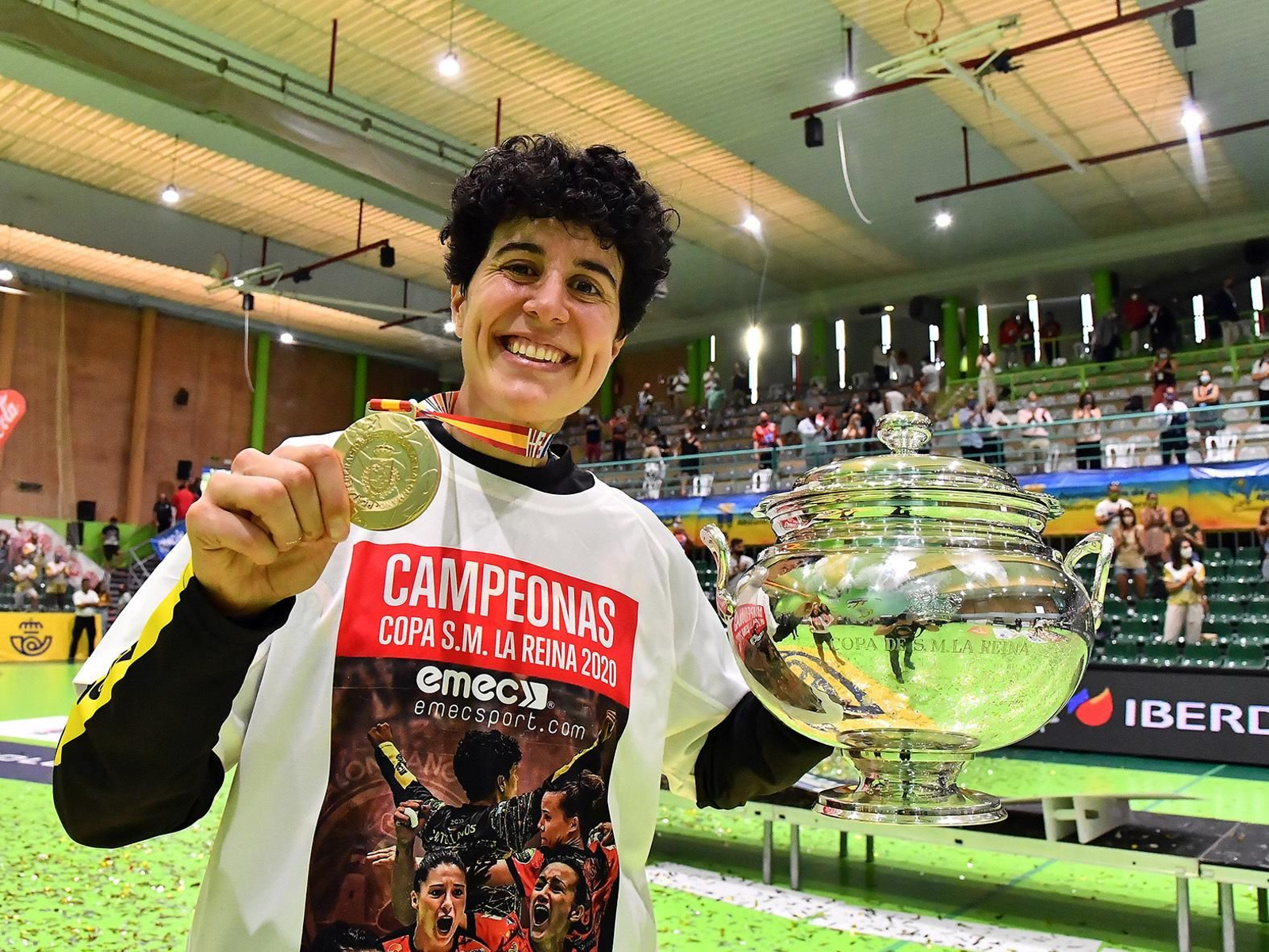 Merche Castellanos, con la medalla de campeona y el título de la Copa de la Reina. Merche Castellanos, con la medalla de campeona y el título de la Copa de la Reina.
