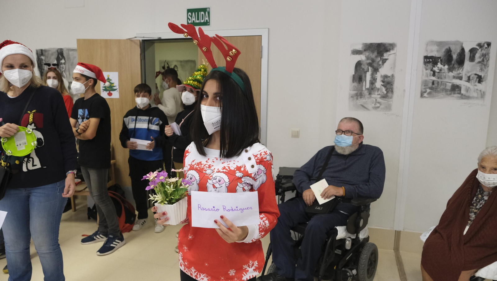 Escolares llenan de villancicos y felicitaciones navideñas las residencias de mayores