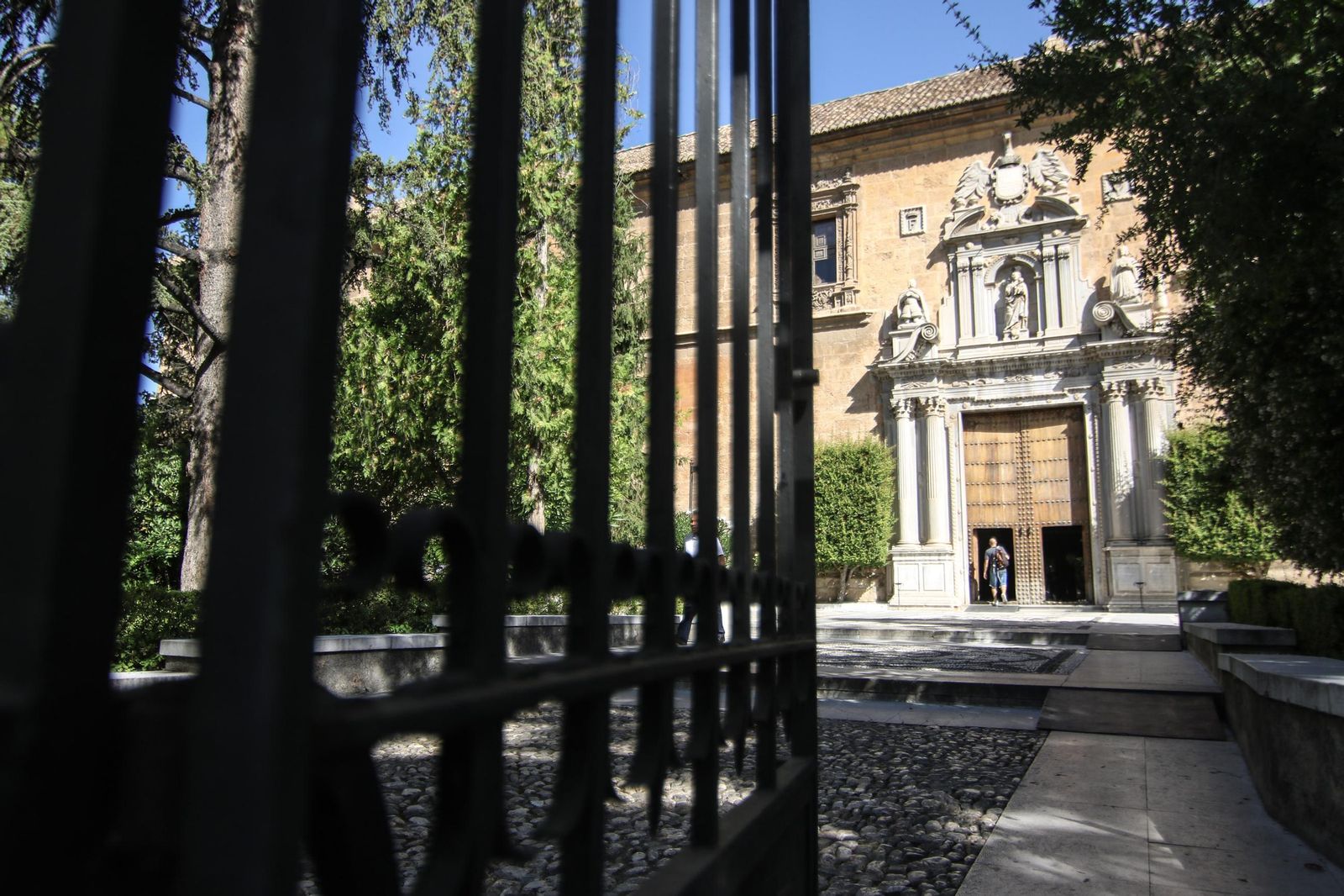Vista exterior del Hospital Real, sede institucional de la Universidad de Granada
