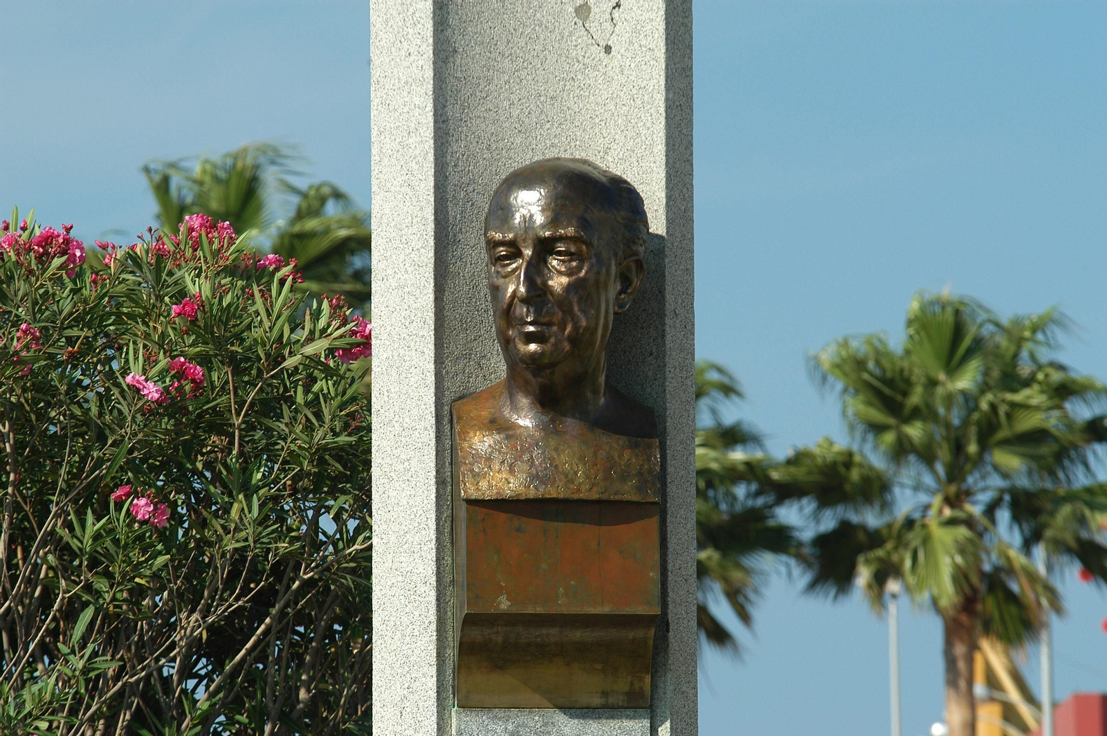 Busto de José León de Carranza en el acceso al puente Carranza.