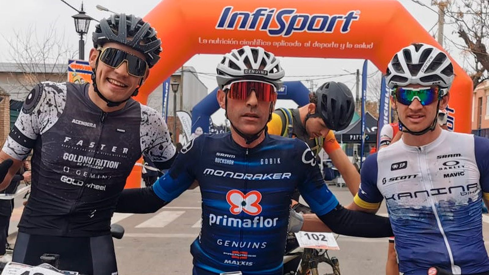 El podio de los ganadores de la prueba masculina.