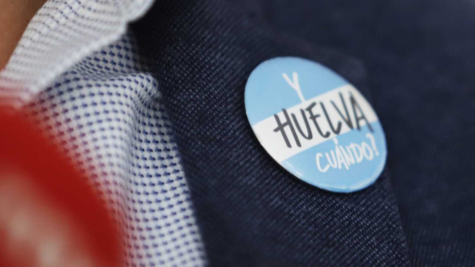 Detalle de una de las chapas que lucirán los empresarios en todos sus actos.