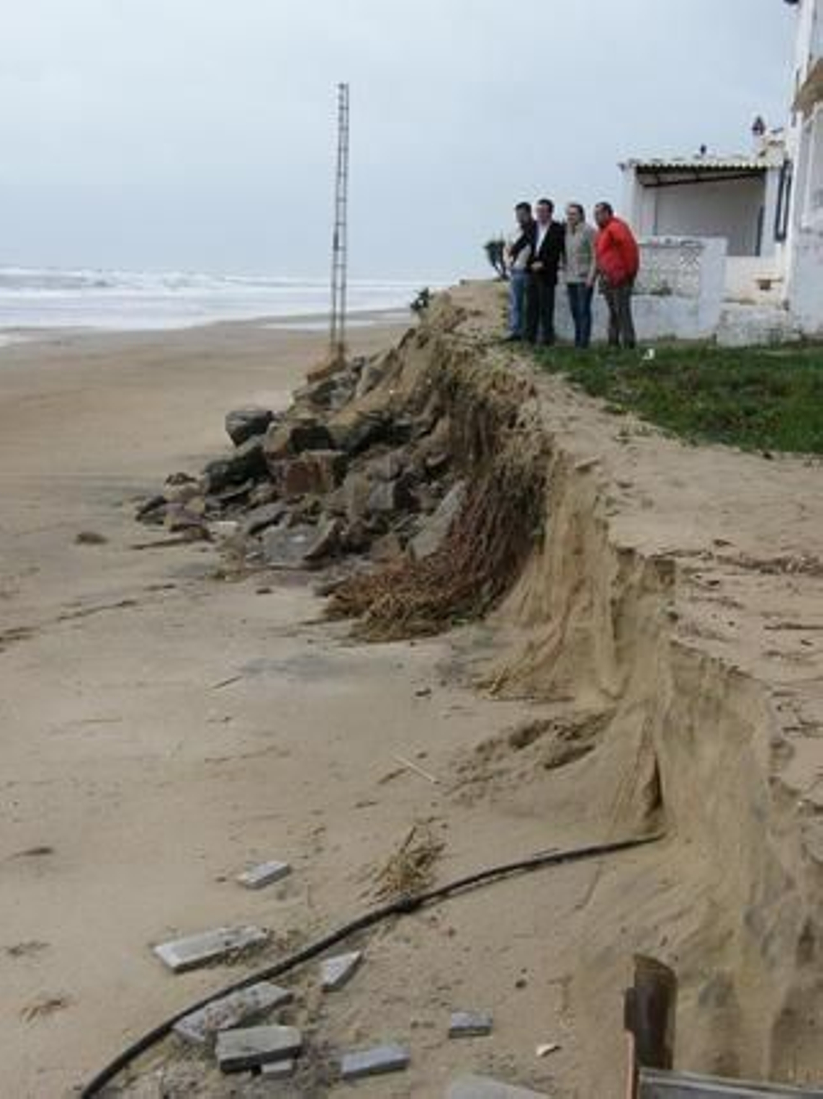 El alcalde de Lepe comprueba los efectos del temporal en Islantilla.