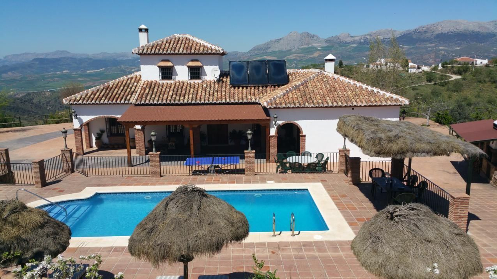 Una casa rural en Colmenar que dispone de piscina y tiene un máximo de 11 inquilinos.