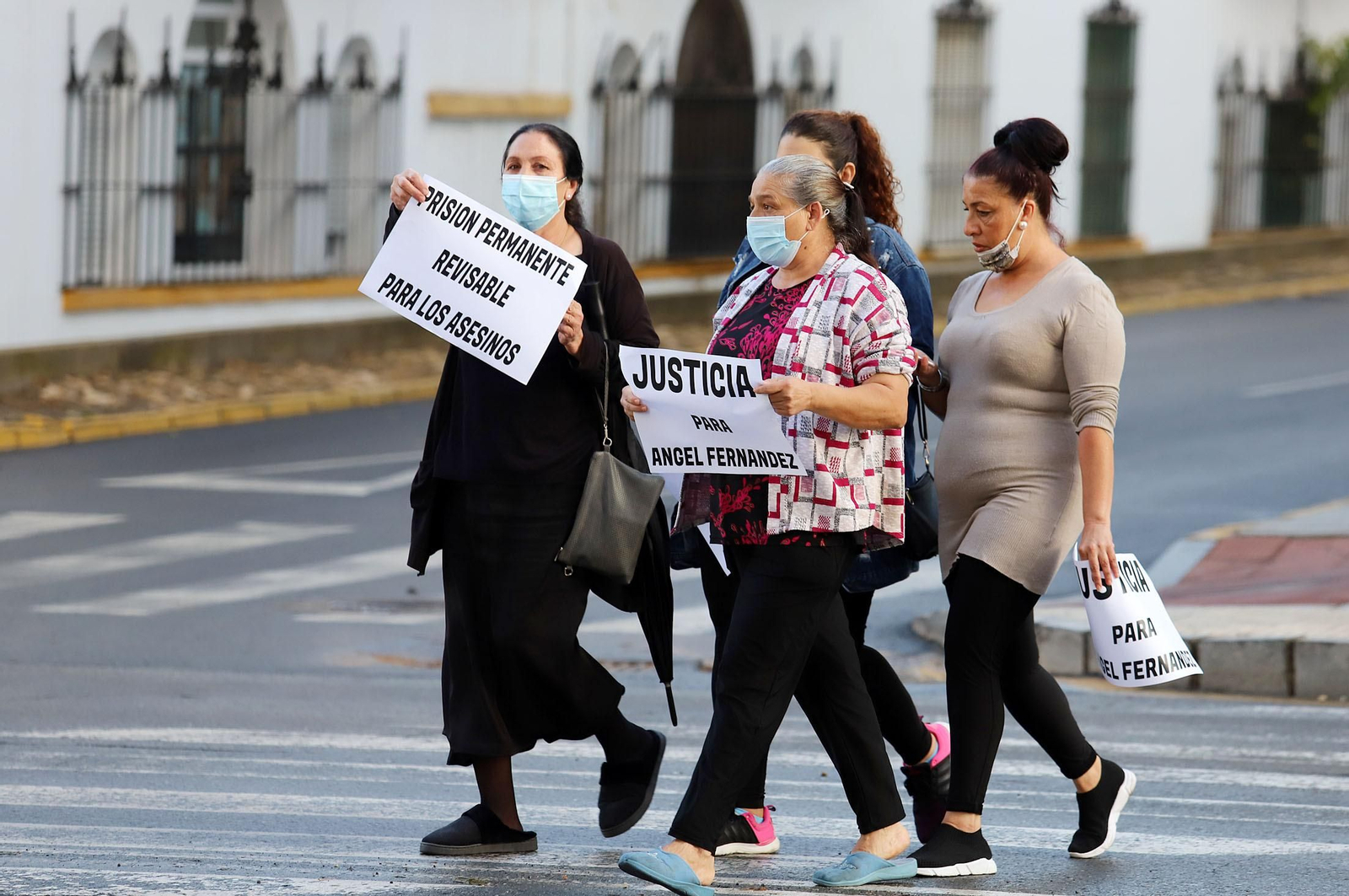 Familiares de Ángel Fernández en la Alameda Sundheim de Huelva en octubre de 2020.