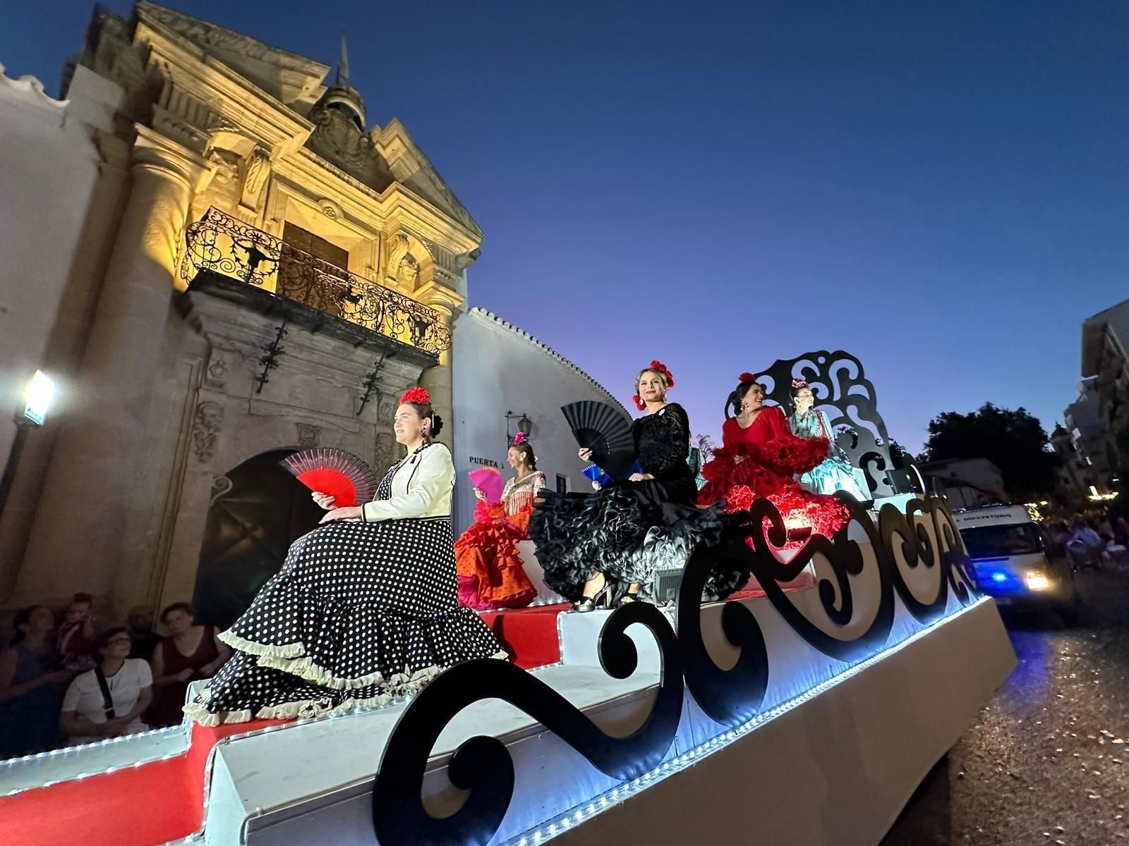 Carroza de las damas goyescas a su paso por la plaza de toros de Ronda.