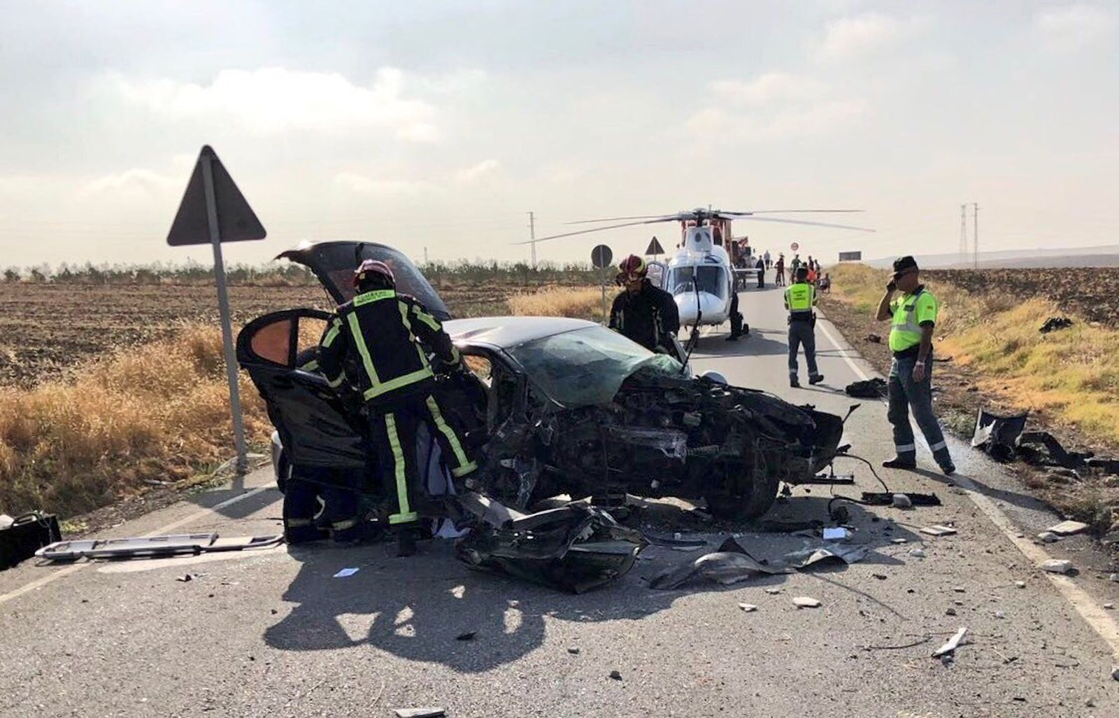 Estado en que quedó el coche, con el helicóptero del 061 detrás.