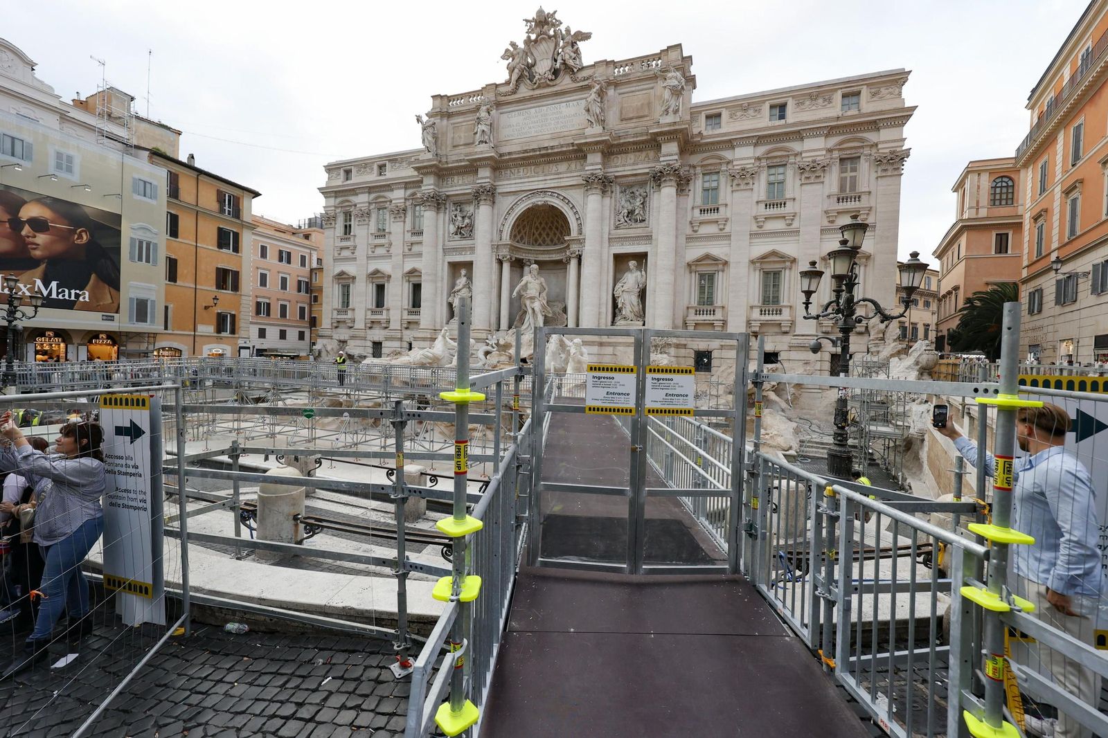 La Fontana de Trevi ya se puede observar de cerca gracias a una polémica pasarela