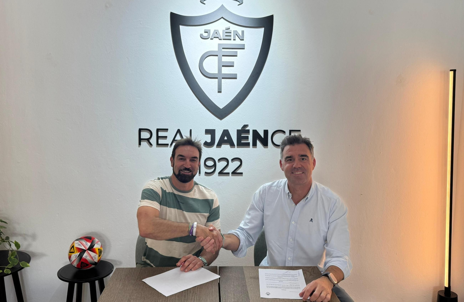 José Luis Rico, junto a Fran Anera, en la firma de su contrato.