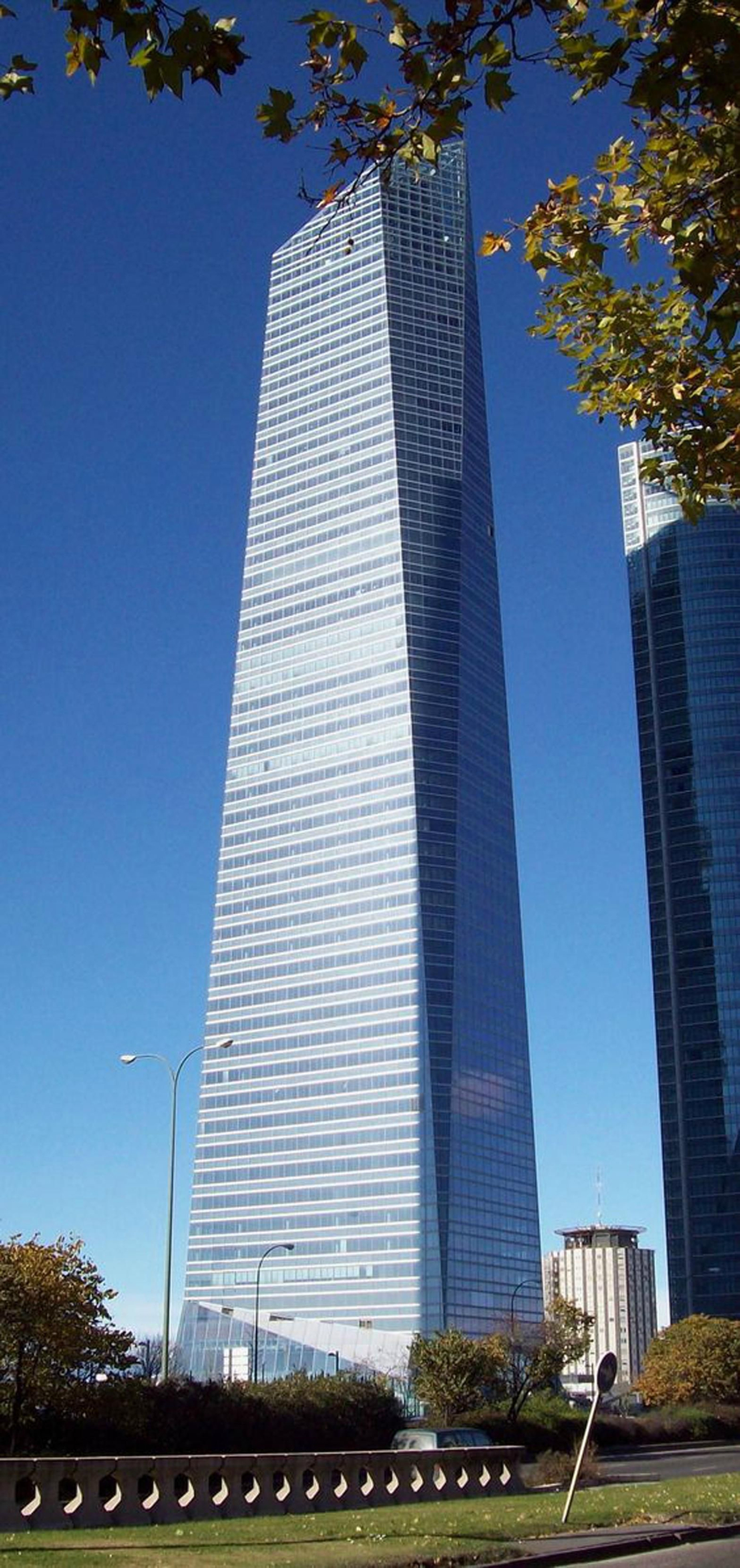 Torre de cristal de Madrid. Sacra sede de la poderosa consultora KPMG