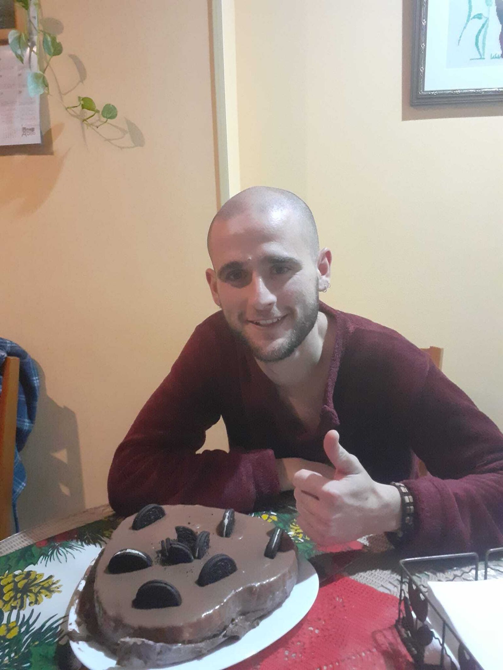 José Carlos posando junto a una tarta.