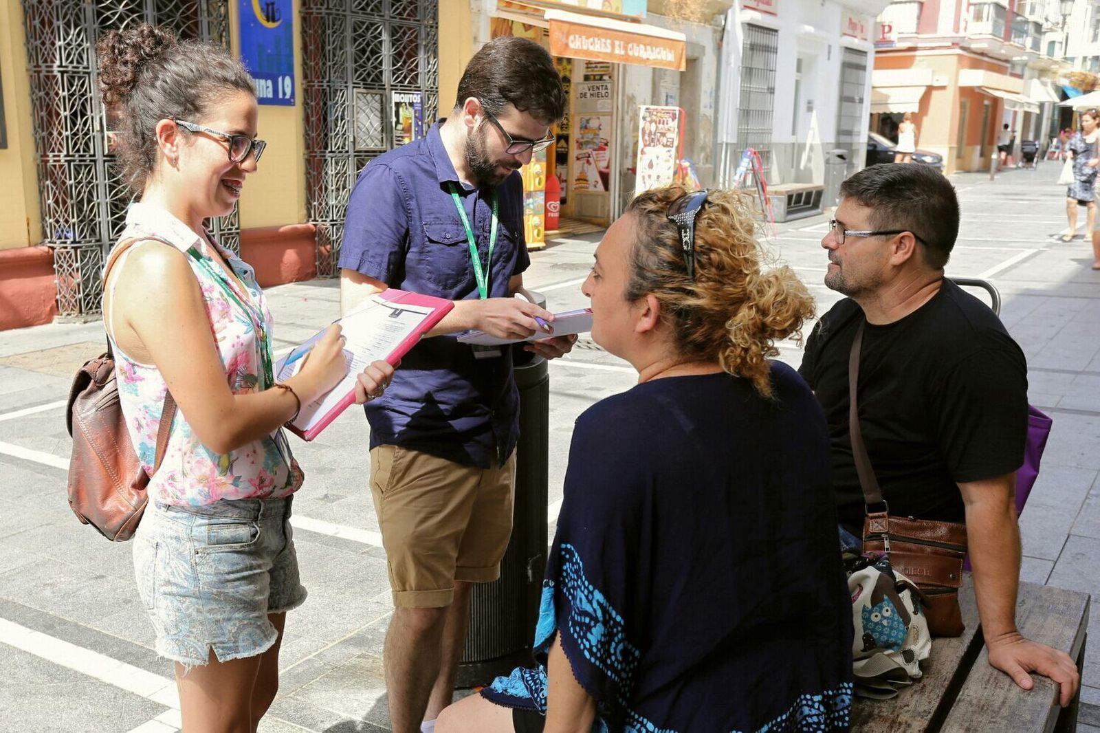 Dos de los encuestadores del equipo que está realizando el estudio para conocer las causas del vandalismo, que acarrea perjucios económicos y sociales.