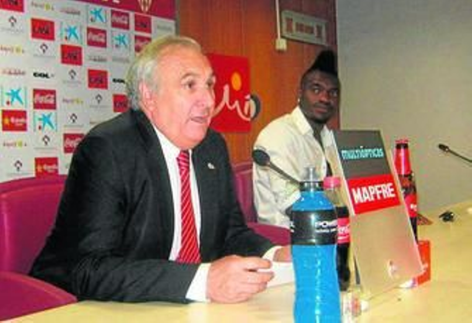 Alfonso García habla al lado de un atento Thievy.