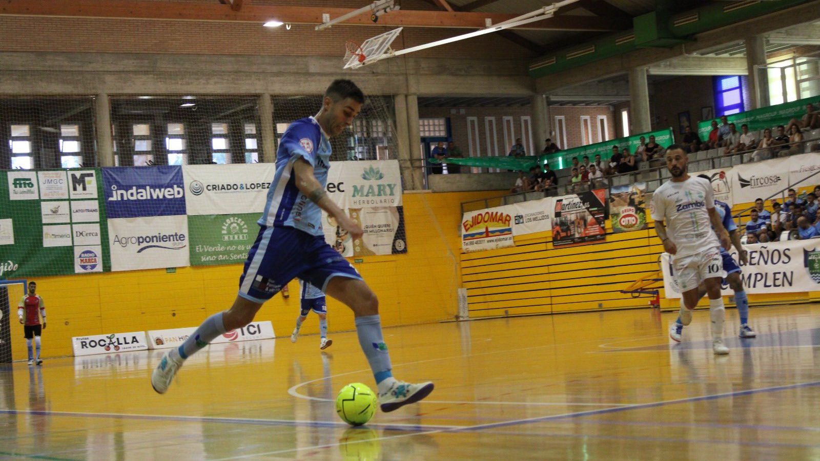 Un jugador celeste prepara la pierna para el disparo durante el partido de la pasada jornada.