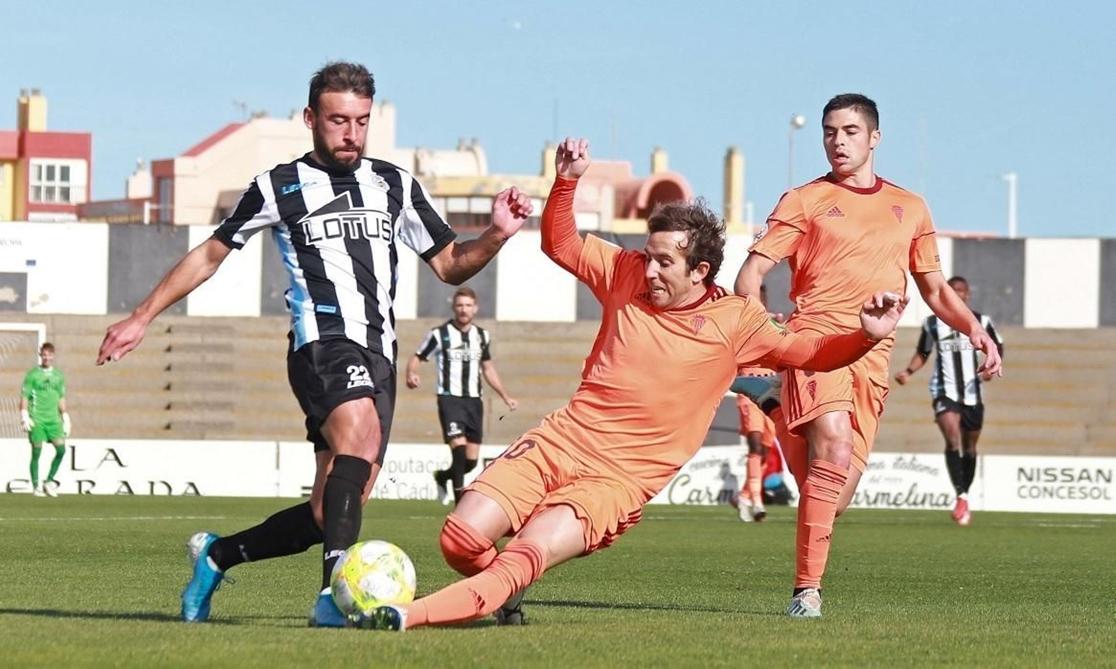 Cámara intenta frenar a un jugador de la Balona en el duelo de la primera vuelta.