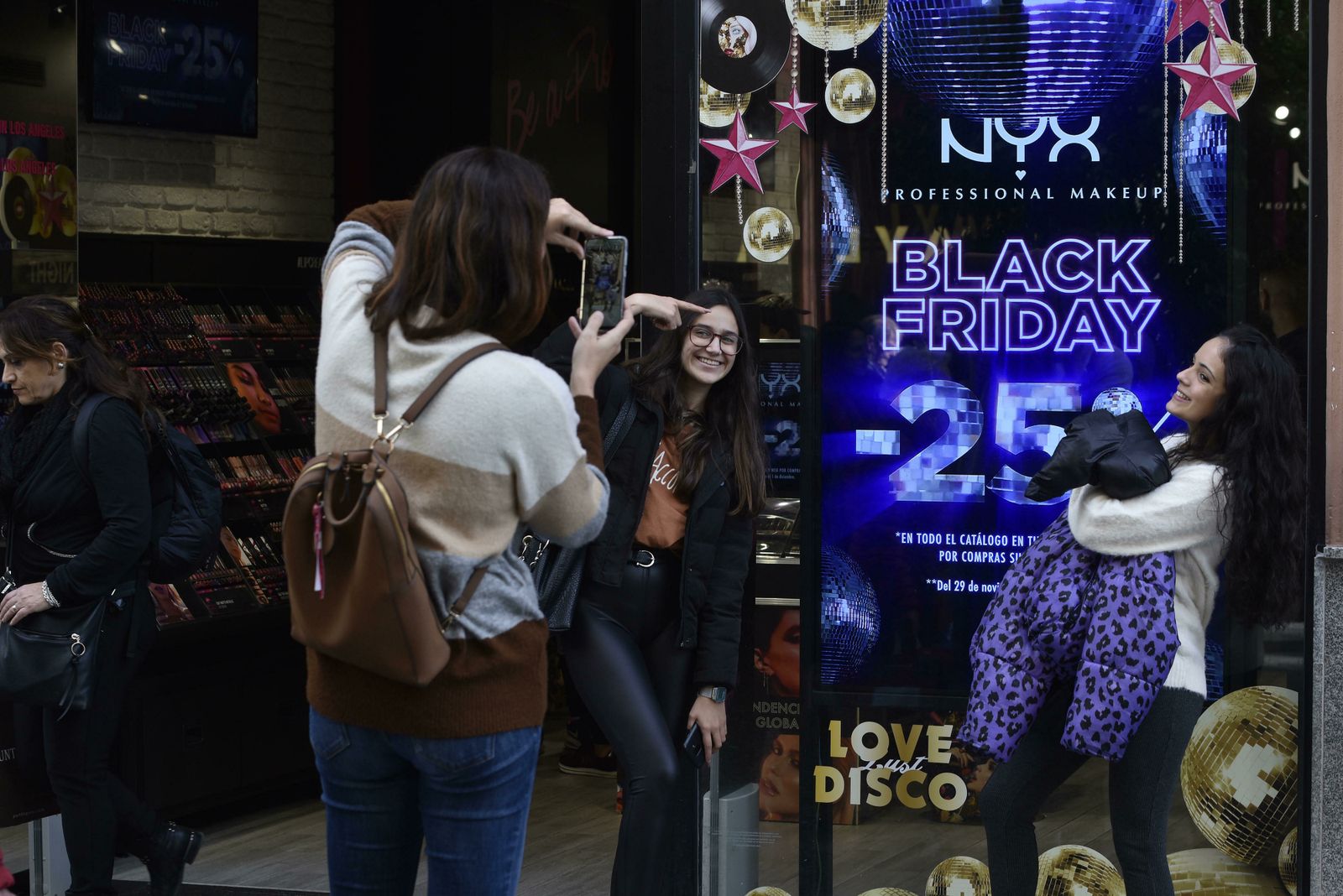 Los sevillanos inundan las tiendas este Black Friday