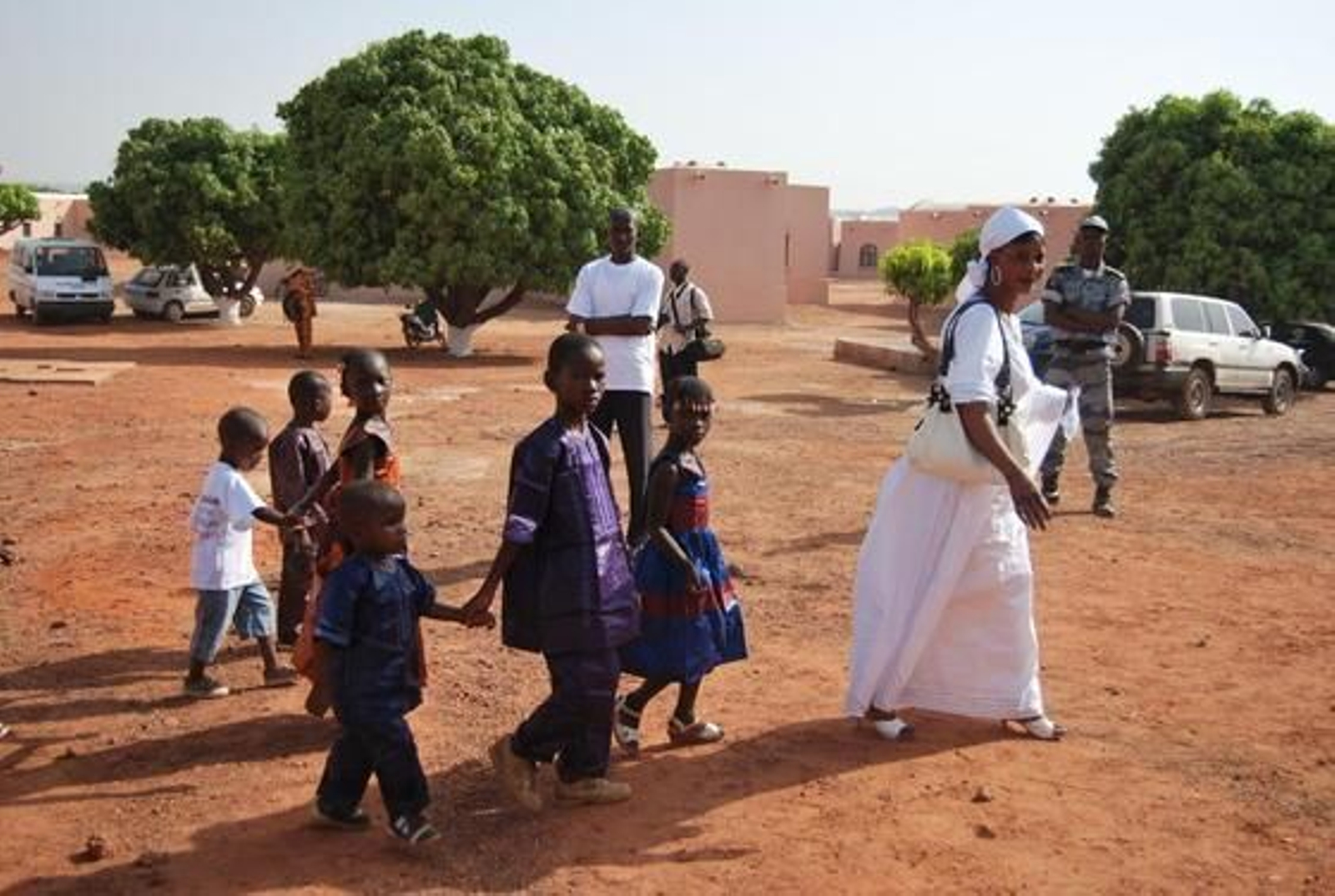 Una profesora con varios niños en Sakina.

Foto: Juan Antonio Solis
