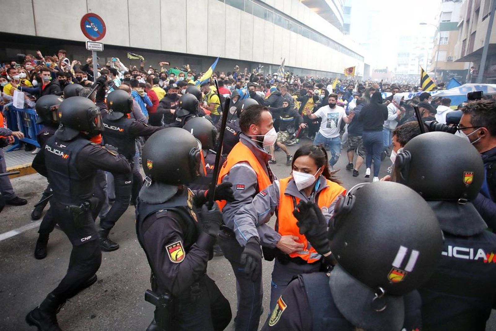 En imágenes, el espectacular recibimiento al autobús del Cádiz en la previa del partido frente al Real Madrid