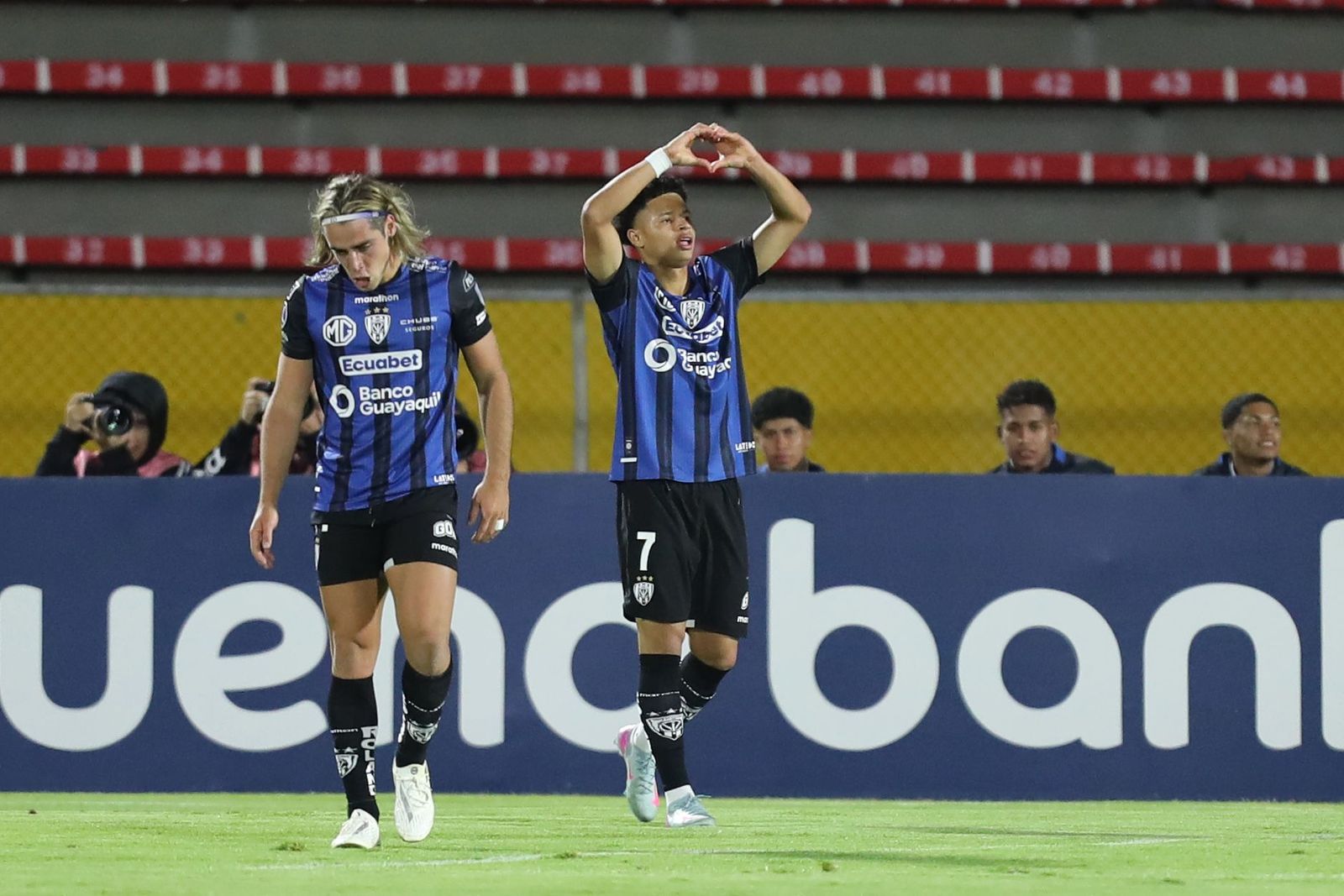 Mercado celebra un gol en la Copa Sudamericana.