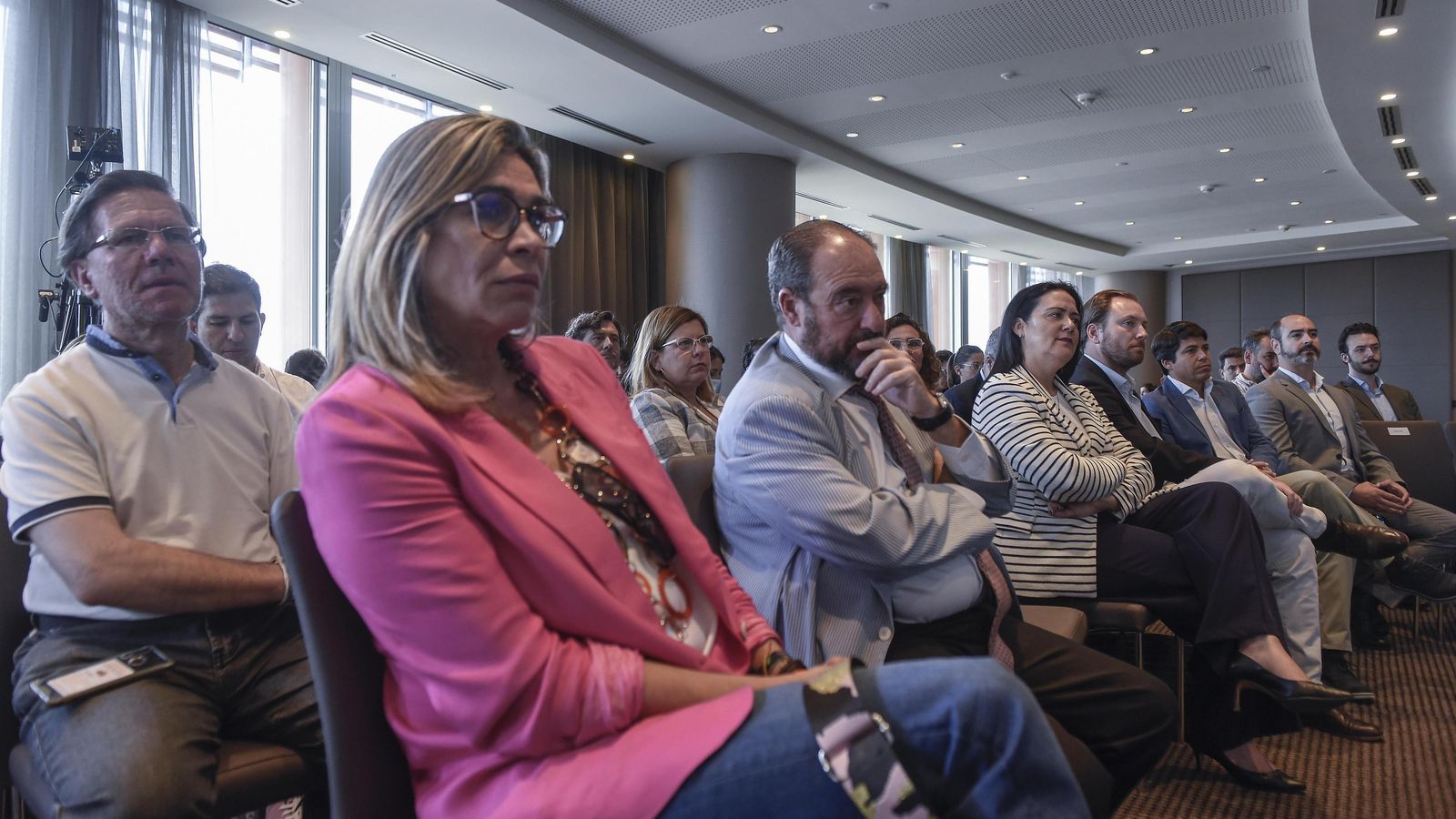 El desayuno-coloquio se abrió a las inquietudes y reflexiones de los participantes. Entre el público, Tomás Valiente, director General del Grupo Joly.