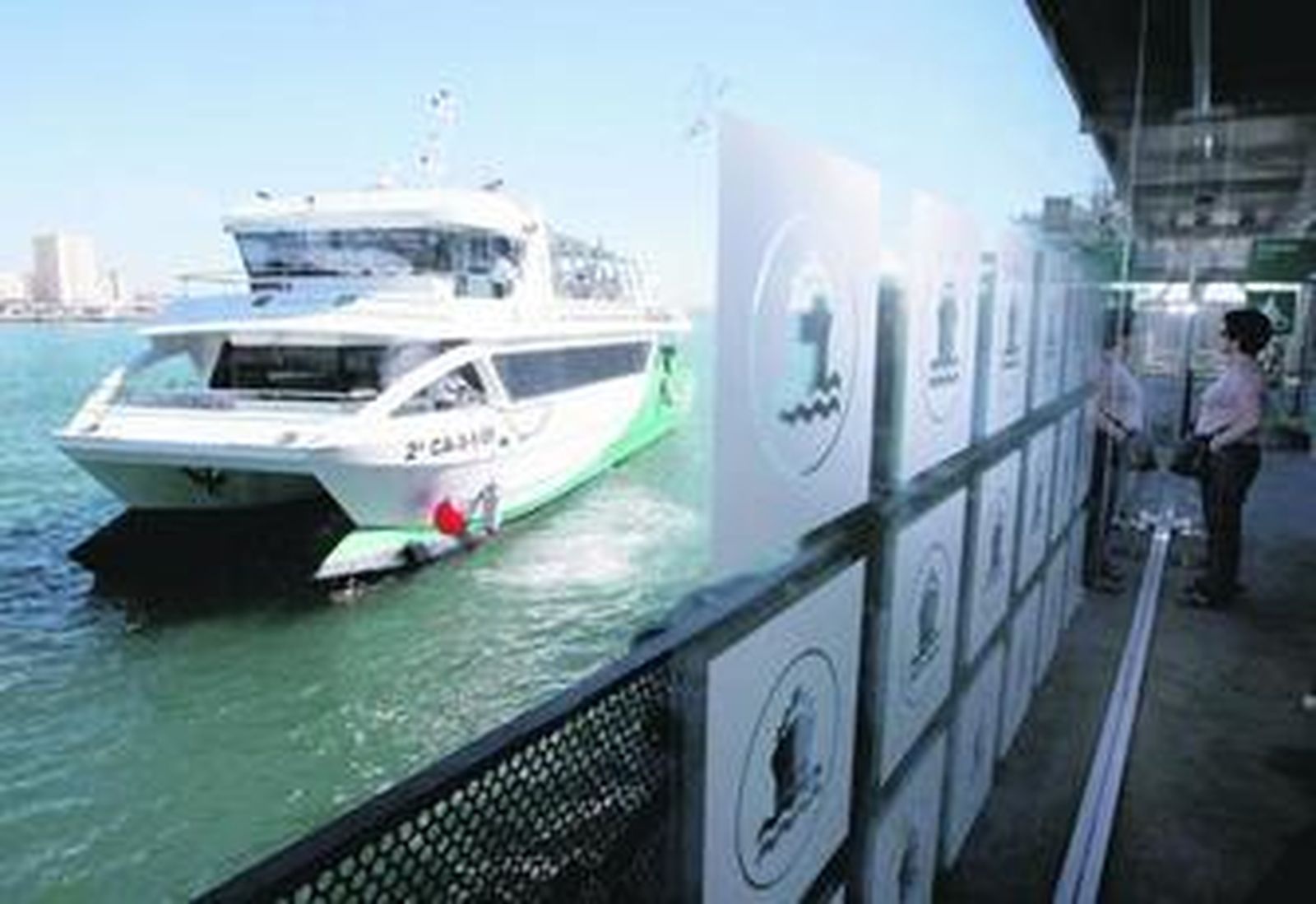 El catamarán, en el puerto de la capital gaditana.