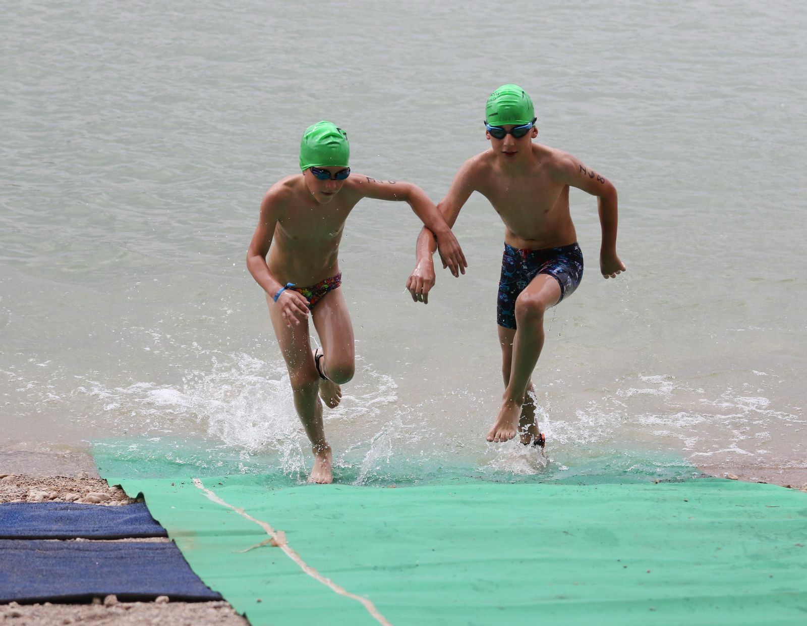 Niños realizan actividades acuáticas en el Cubillas