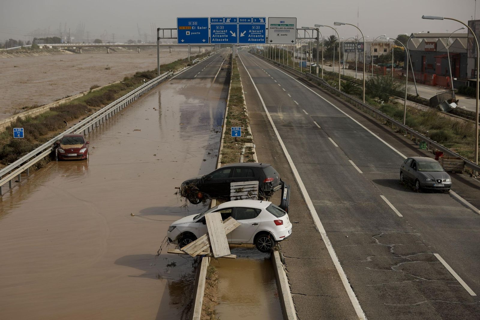 La carretera CV-30, cortada por las intensas lluvias .