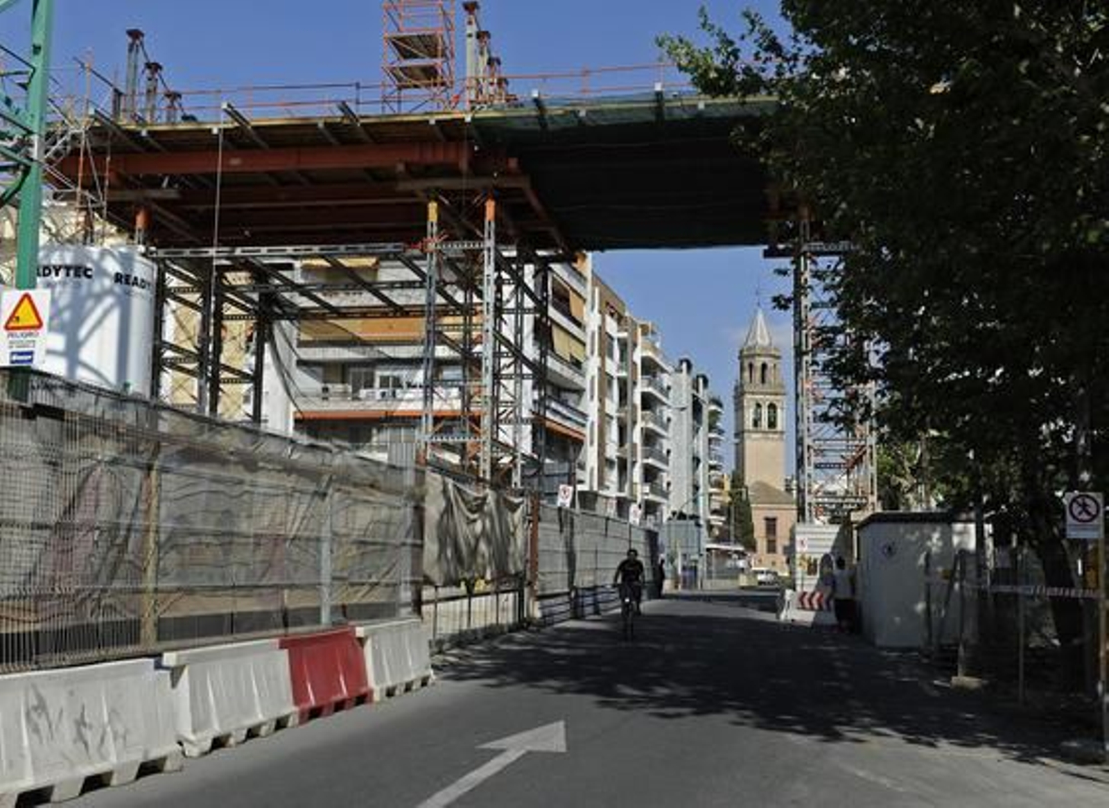 Los obreros colocan la madera en la pasarela que une las setas del Parasol de la Encarnación.  Foto: Juan Carlos Vázquez