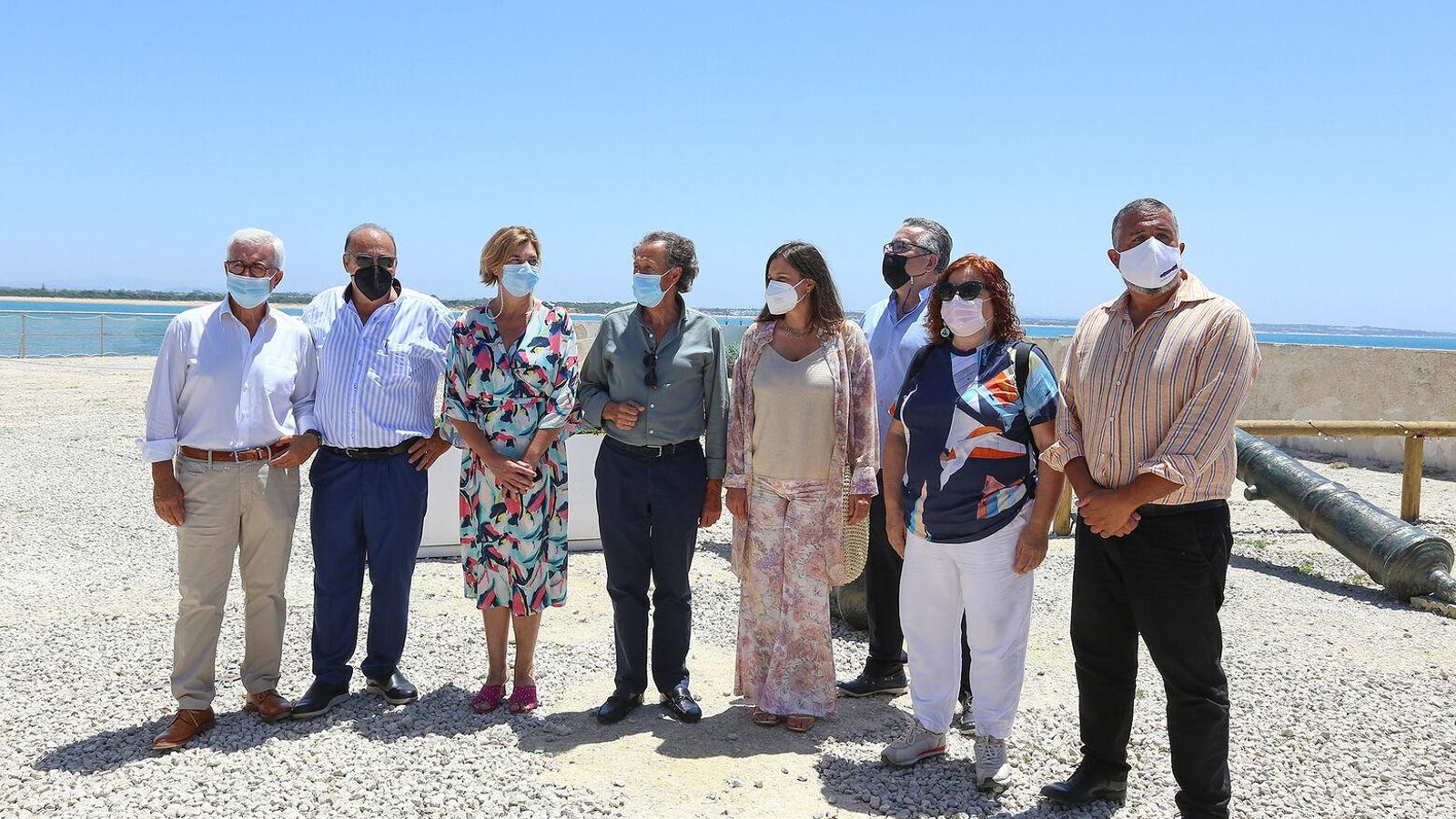 Los alcaldes de Chiclana y San Fernando, junto a otros responsables políticos y Fran Toledo (d.).