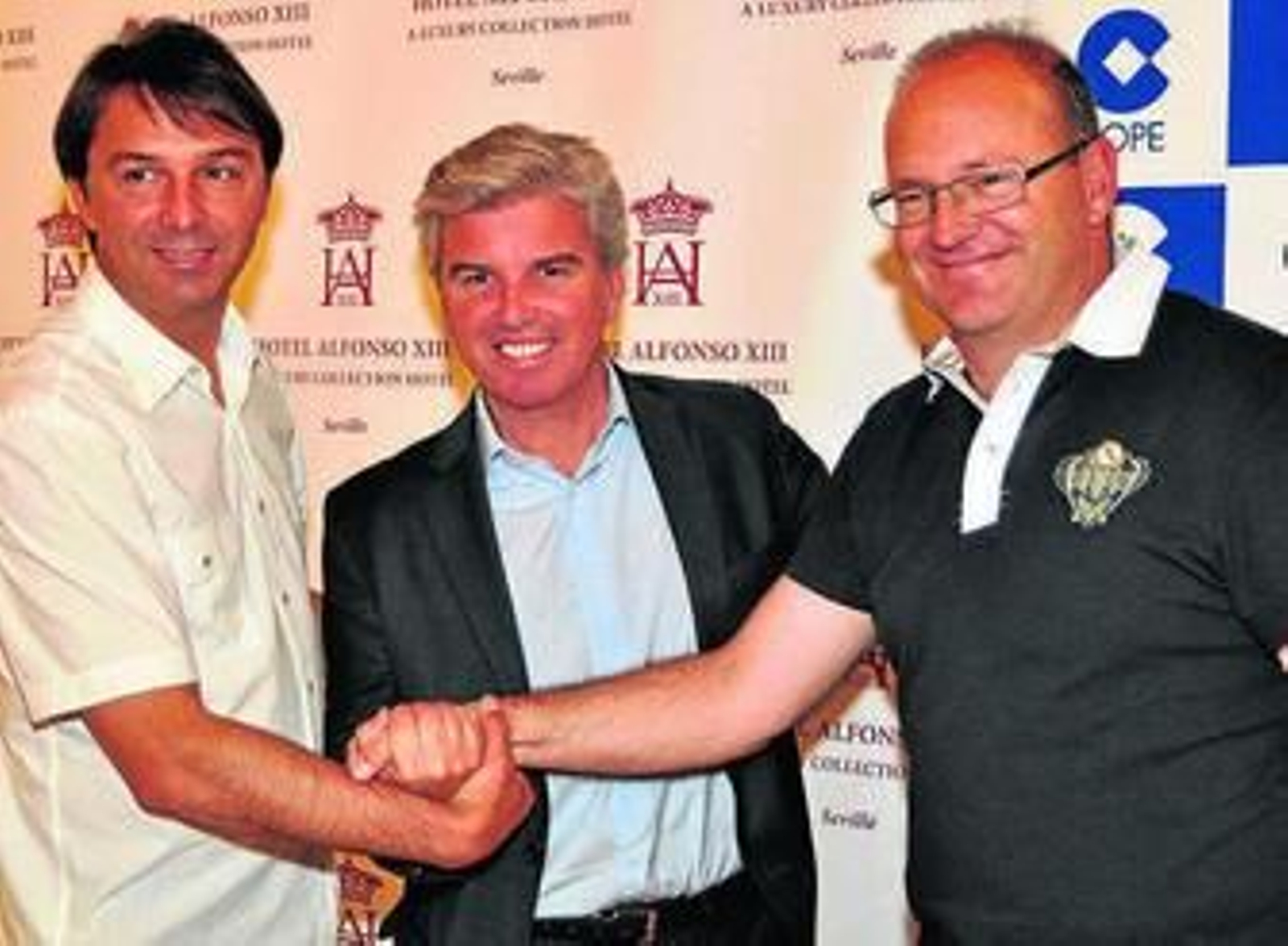 Pepe Mel, junto a Vlada Stosic y Miguel Guillén.