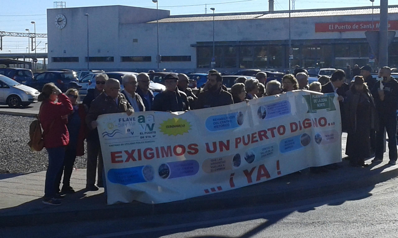Una imagen de la concentración de esta semana junto a la estación de trenes.