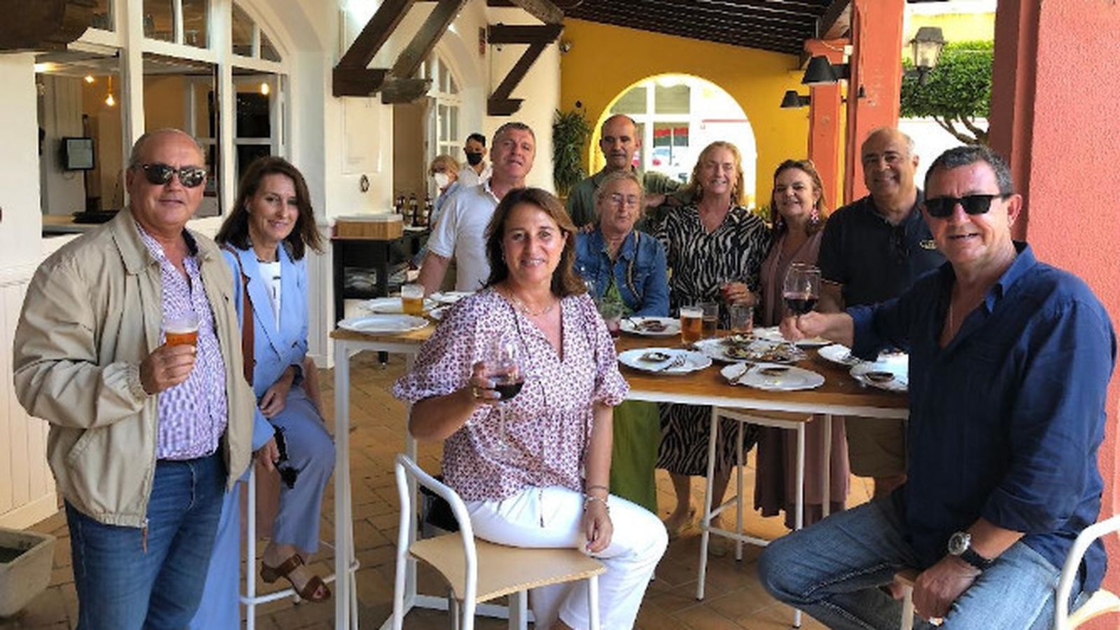 Antonio Bresca, Fabiola Lacave, Momi Crespo, Javier Yrayzoz, Mamen Goenechea, Concha Ribelles, Carmen Oliden, Javier Aranda, Africa Montalbán   y Jesús Portela, durante la apertura del restaurante El Anteojo en el Novo de Sancti Pectri.